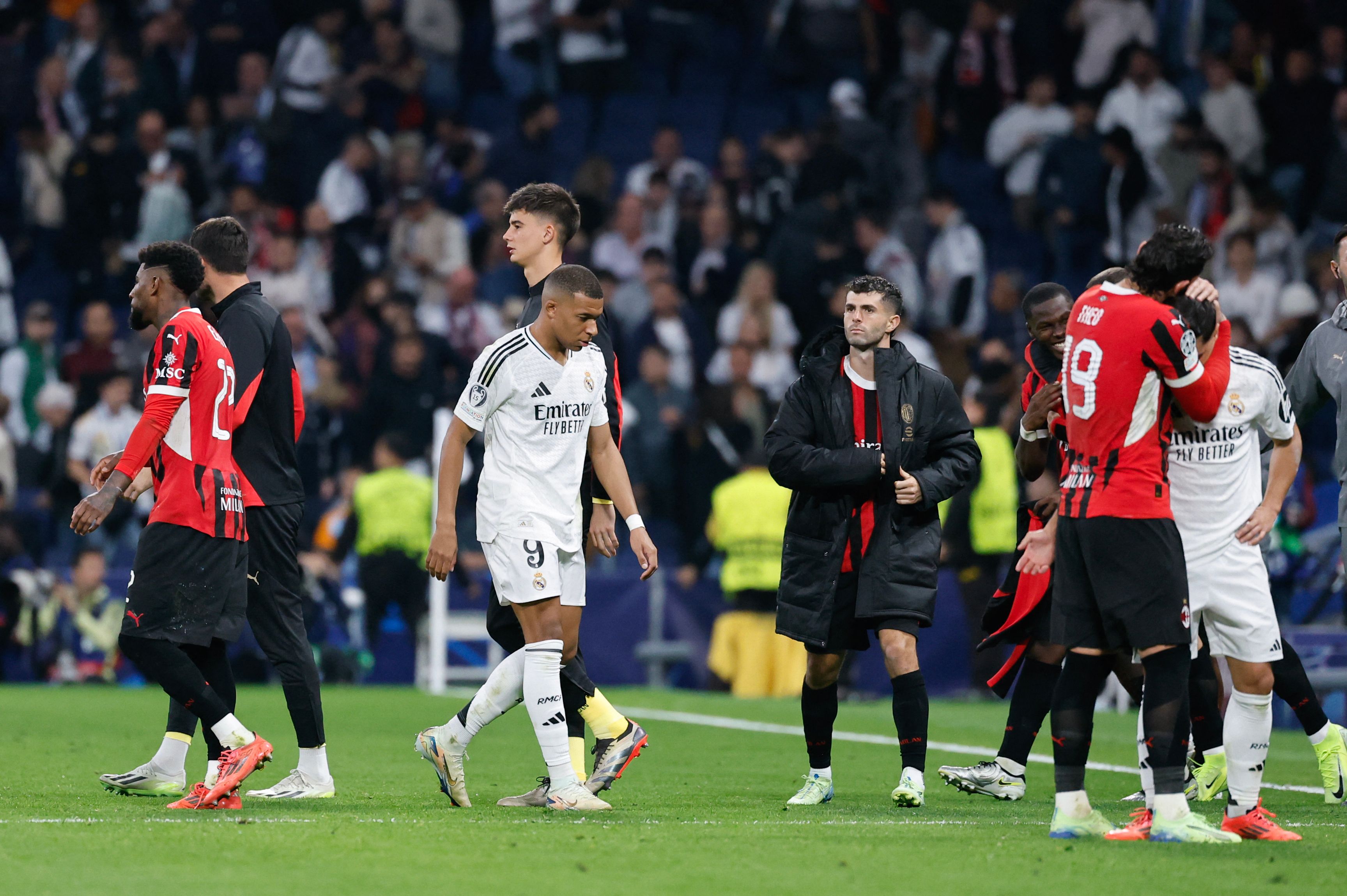 Kylian Mbappé deja el estadio luego de perder contra el AC Milan.