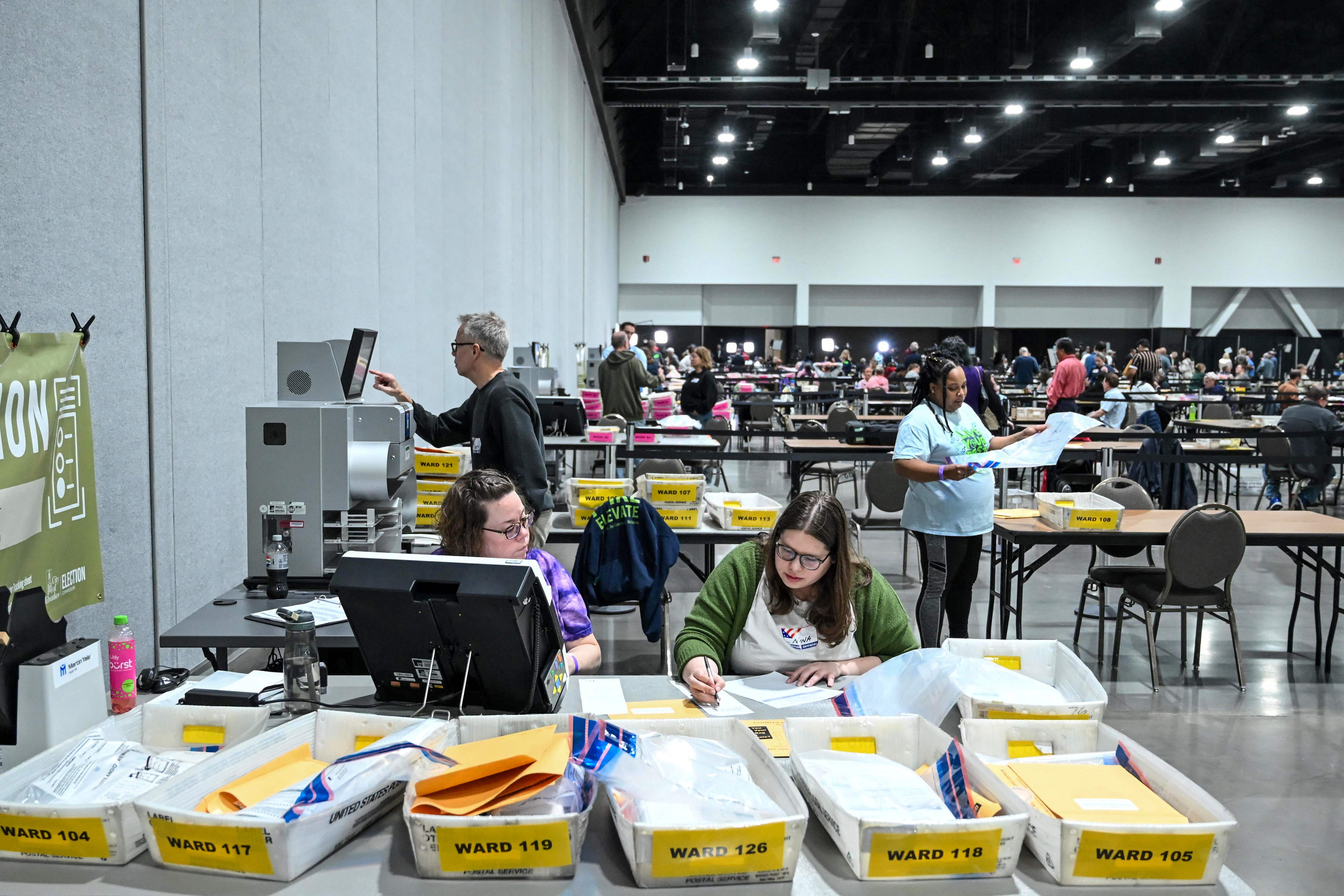 Conteo de votos en Milwaukee, Estados Unidos.  (Foto Prensa Libre: AFP)