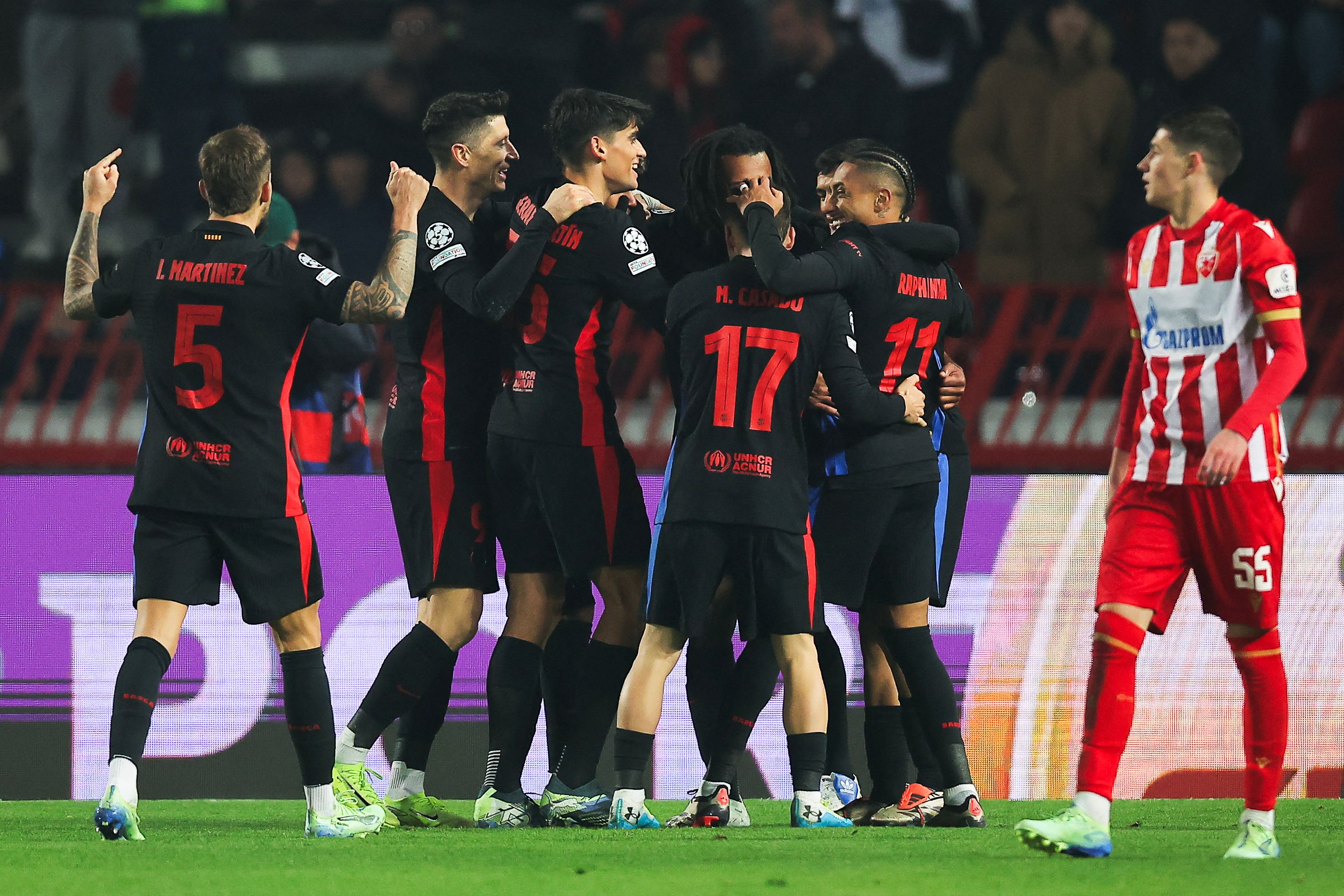 Raphinha celebra con sus compañeros su anotación contra el Estrella Roja, este 6 de noviembre por Champions League.