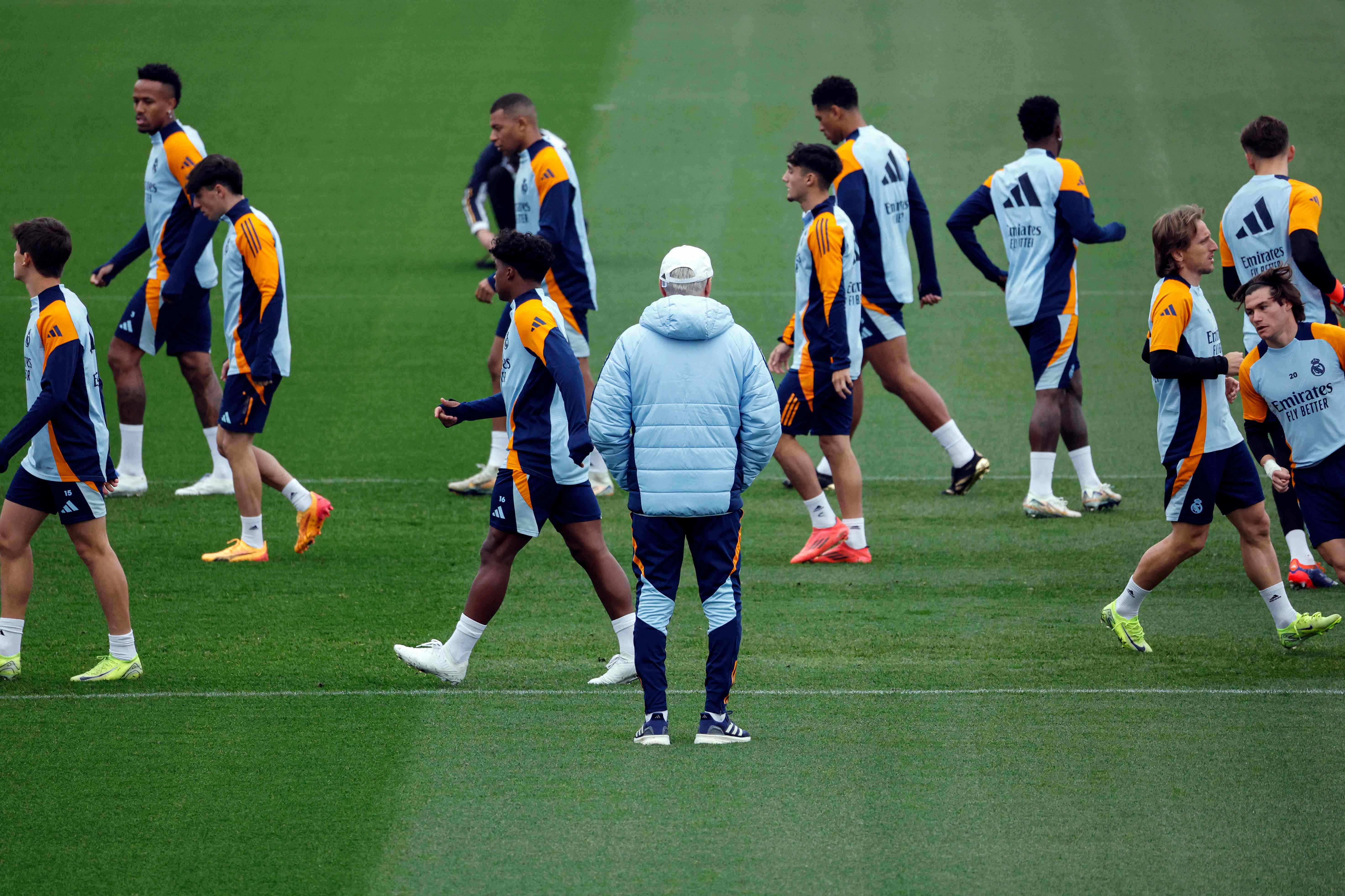 Carlo Ancelotti observa el trabajo de sus jugadores en el entrenamiento previo al partido frente Osasuna por la Liga española. (Foto Prensa Libre: AFP).