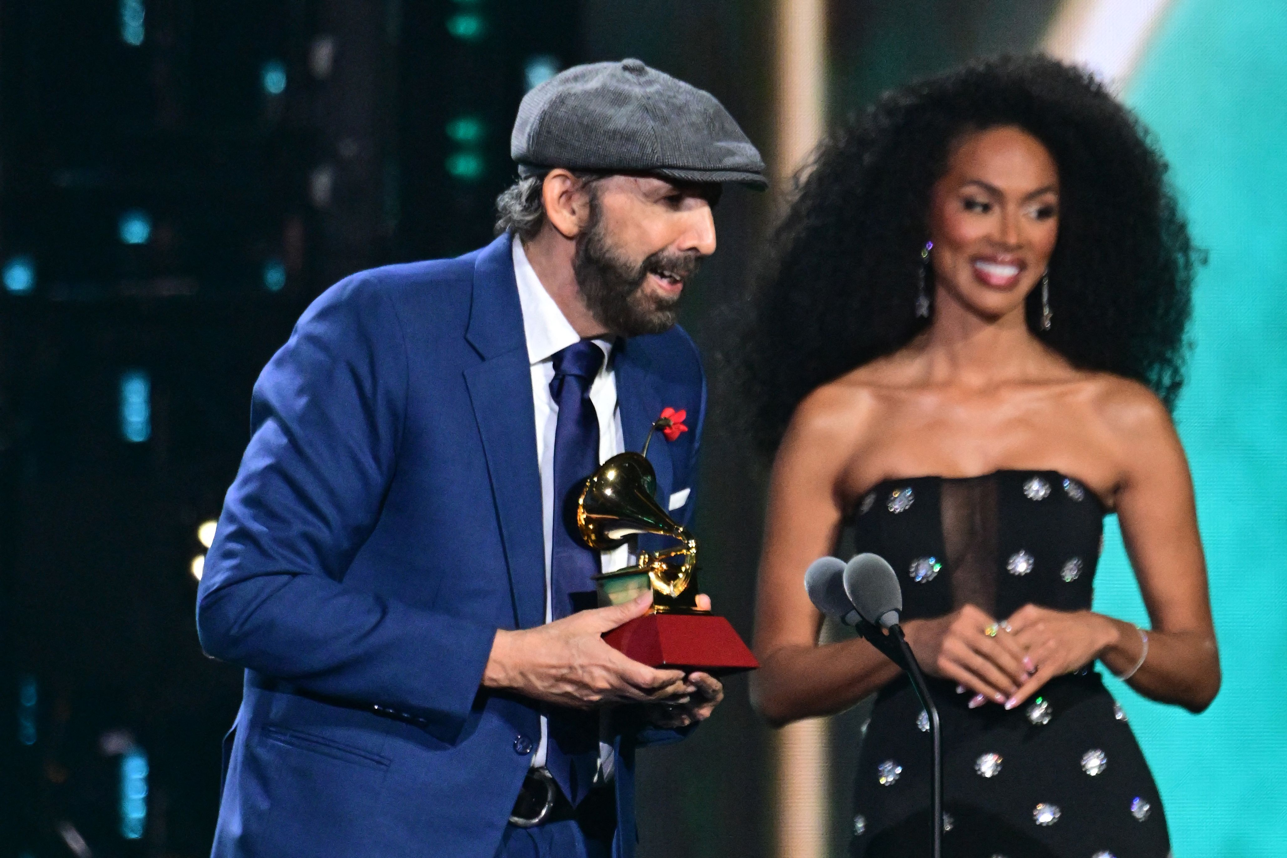 El cantante y compositor dominicano Juan Luis Guerra acepta el premio al Álbum del Año por "Radio Guira" en el escenario durante la 25a Entrega Anual de los Premios Grammy Latinos.  (Foto Prensa Libre: AFP)