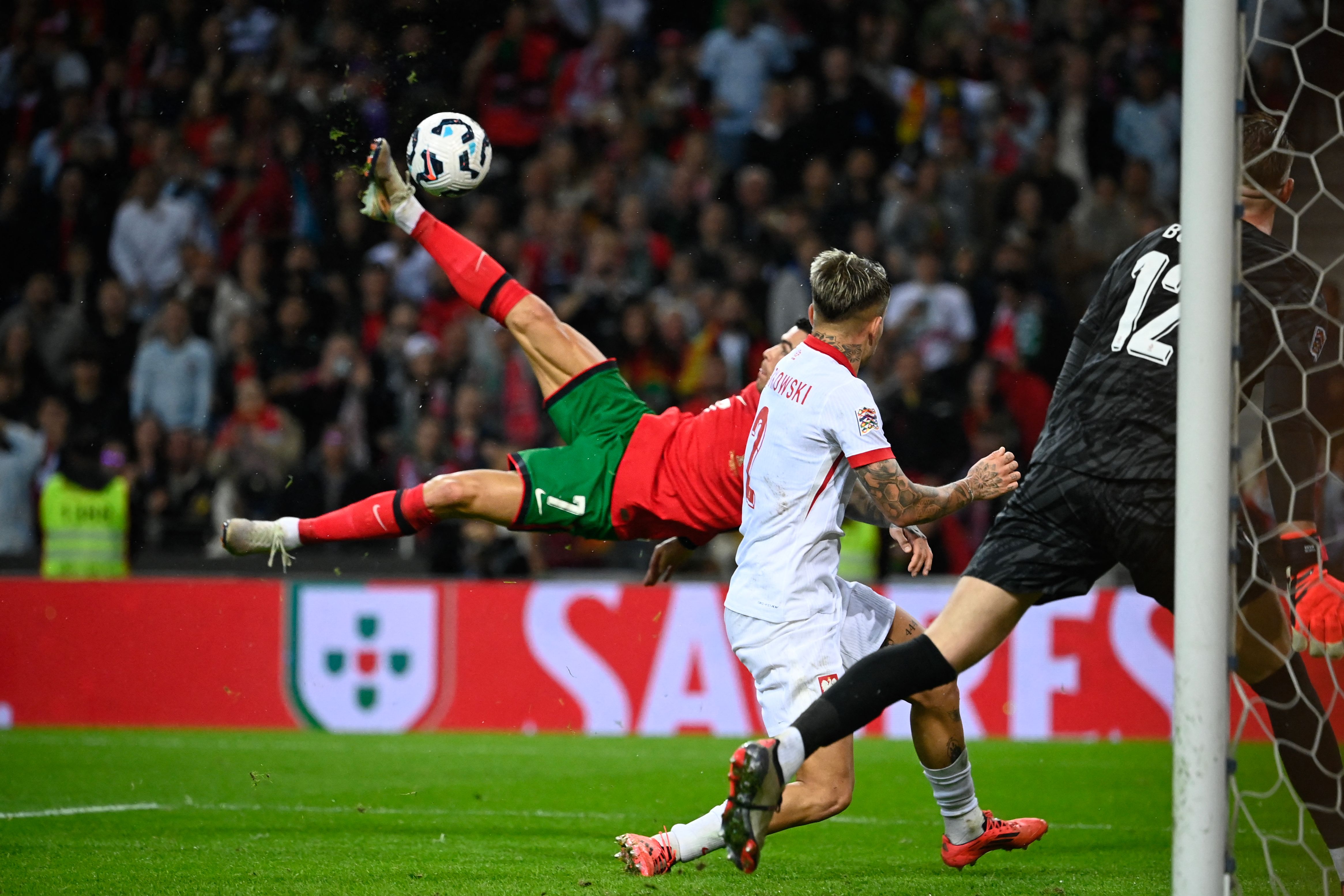 Cristiano Ronaldo anotó de chilena uno de sus goles.