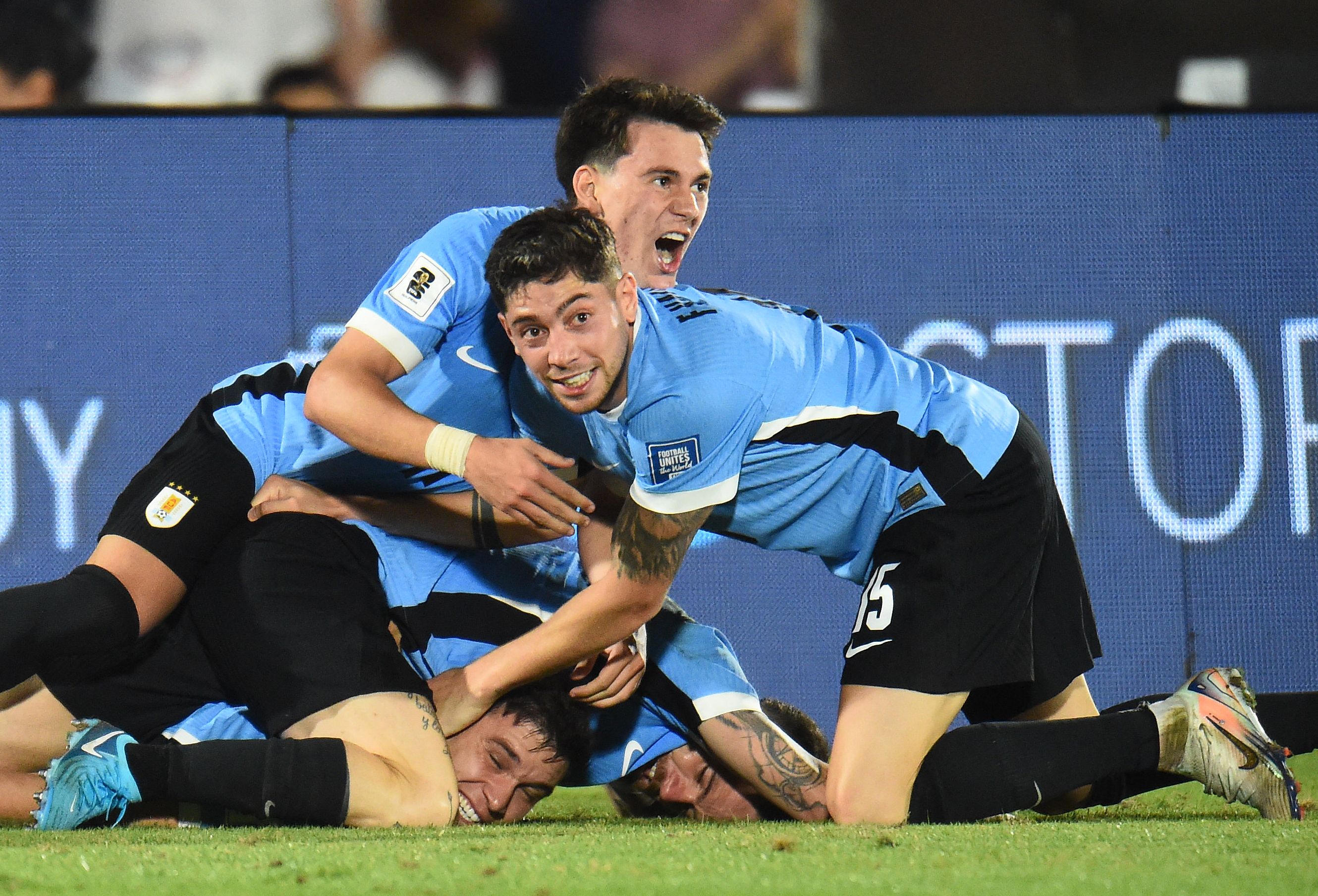 Manuel Ugarte celebra el gol agónico con el que Uruguay venció a Colombia.