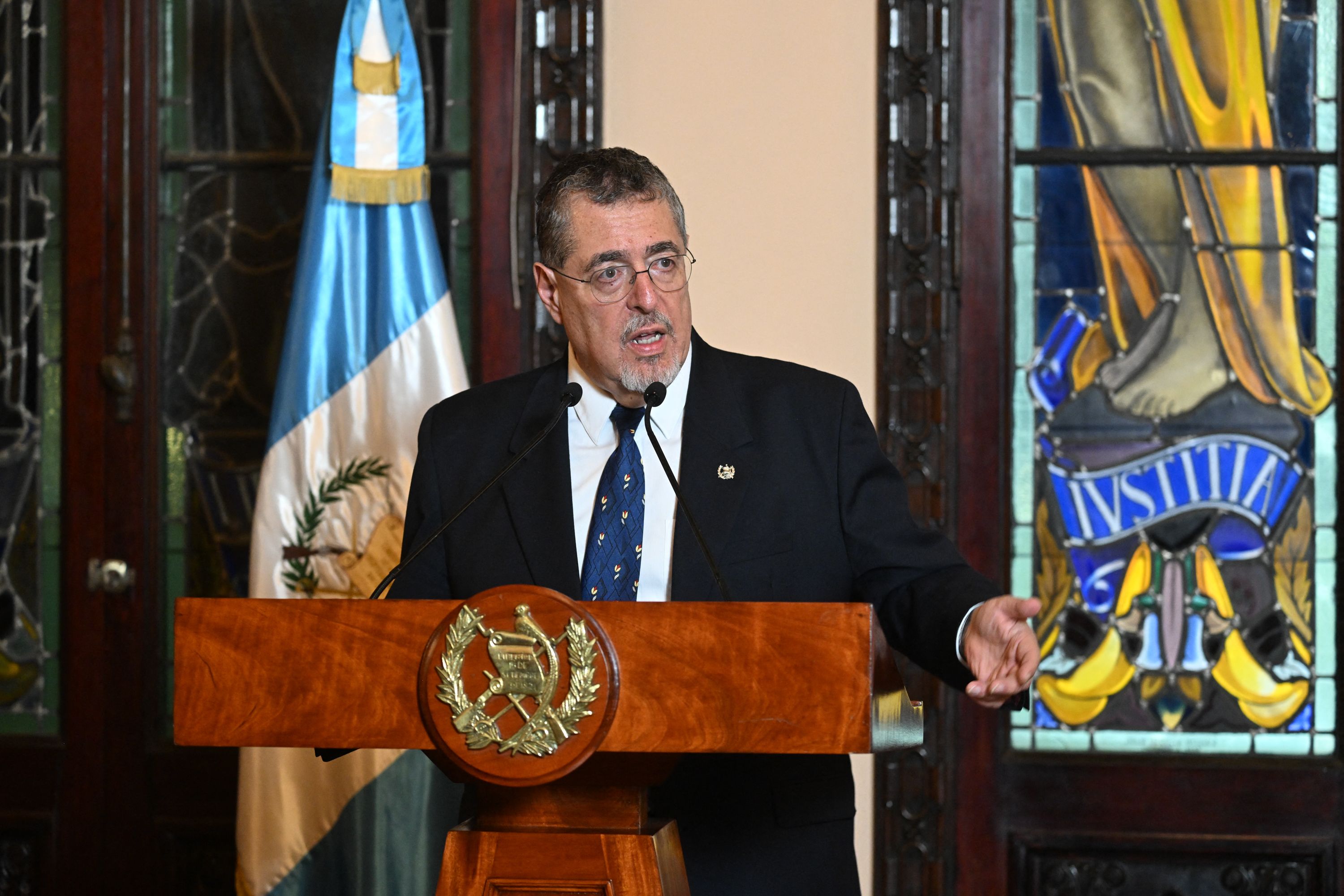 Bernardo Arévalo, presidente de Guatemala, durante una conferencia de prensa que dio en el Palacio Nacional de la Cultura el pasado 17 de noviembre. (Foto Prensa Libre: AFP)