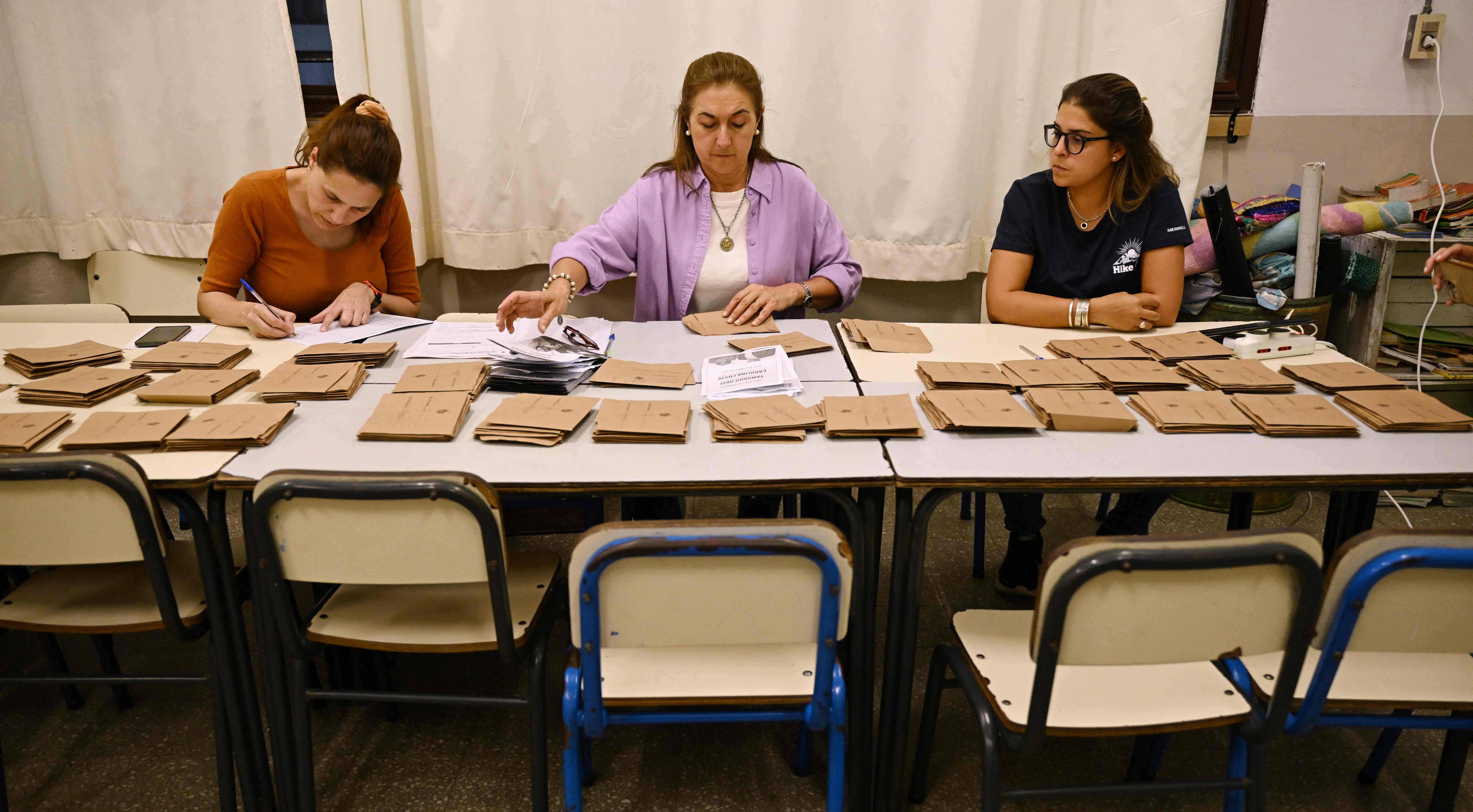 Miles de uruguayos acudieron este domingo a las urnas. (Foto Prensa Libre: AFP)