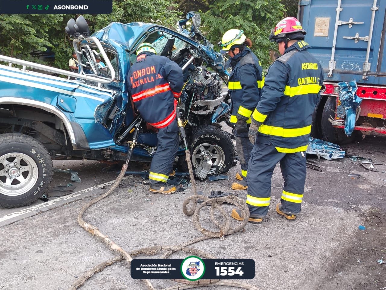 Dos hombres perdieron la vida en un accidente de tránsito en la ruta a  Puerto Quetzal. (Foto Prensa Libre: Bomberos Municipales Departamentales)