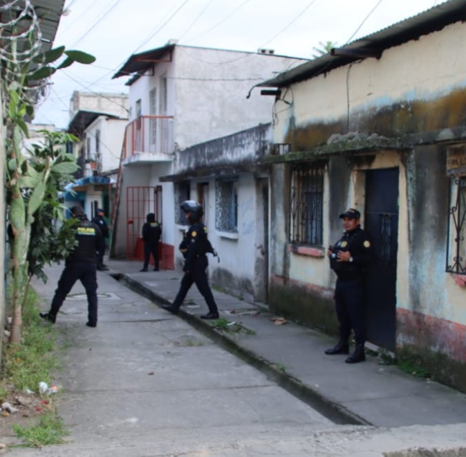 Agentes de la PNC y fiscales del MP efectúan allanamientos por el caso de la muerte violenta de Farruko Pop. (Foto Prensa Libre: PNC)