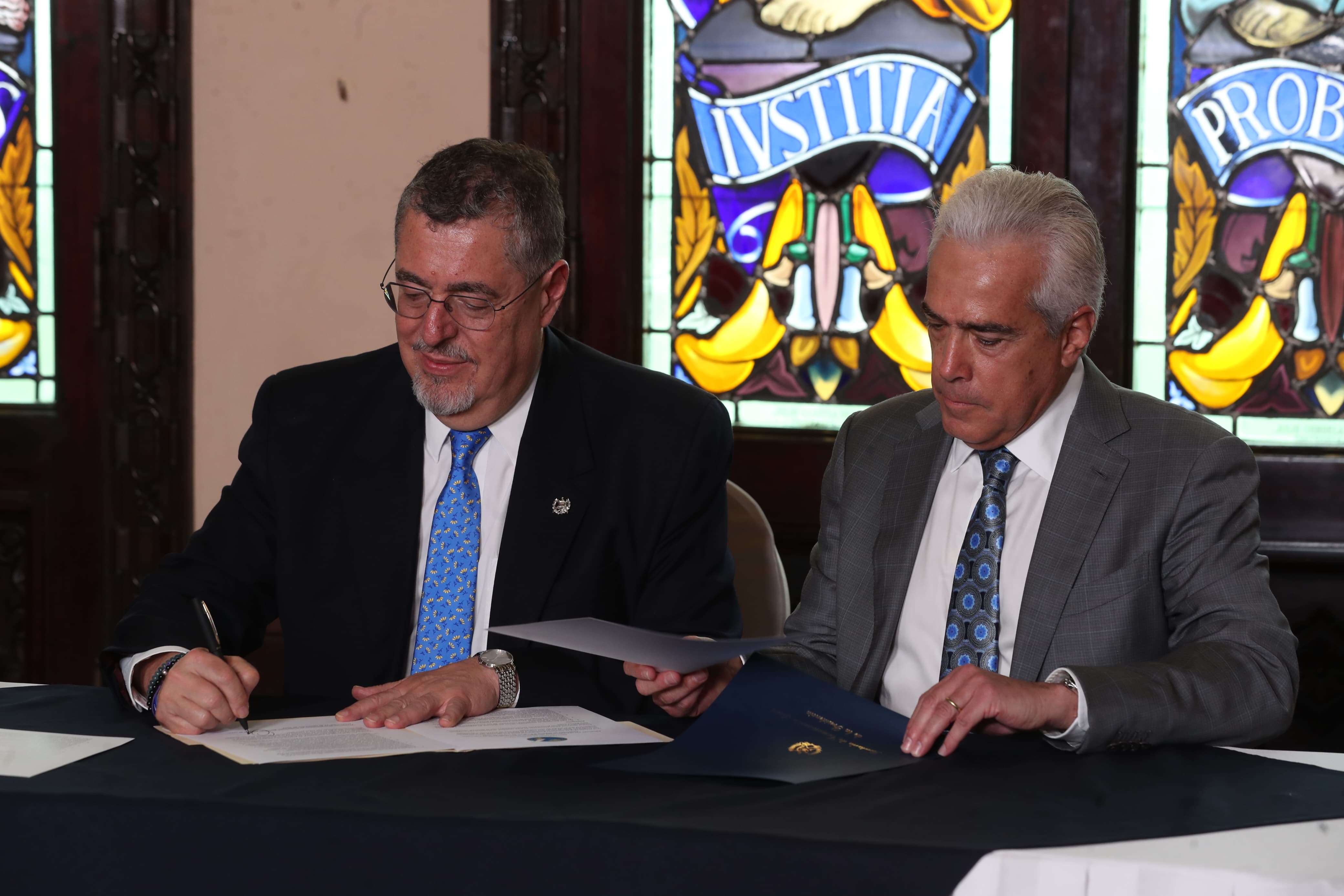 El presidente Bernardo Arévalo, izquierda, firma el documento de la Declaración de Chapultepec sobre libertad de expresión. (Foto Prensa Libre: Érick Ávila)