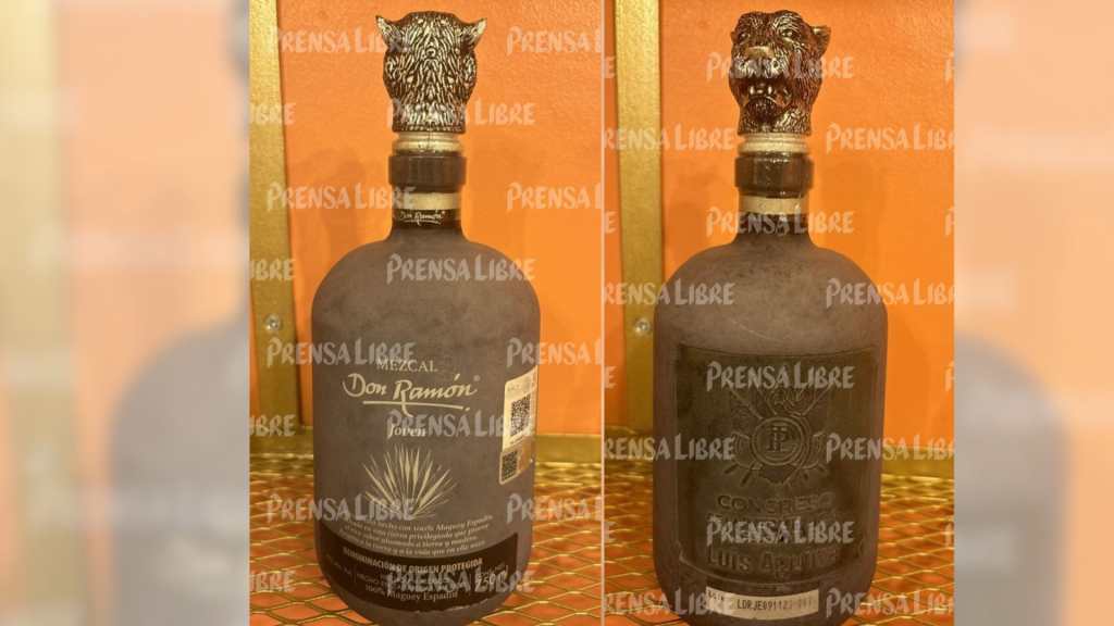 Botella de mezcal obsequio diputado Luis Aguirre