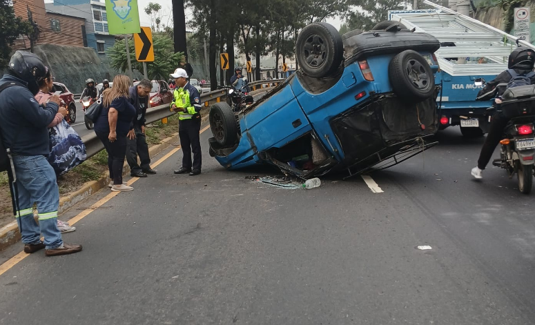 CARRO SE ACCIDENTE EN EL PERIFÉRICO