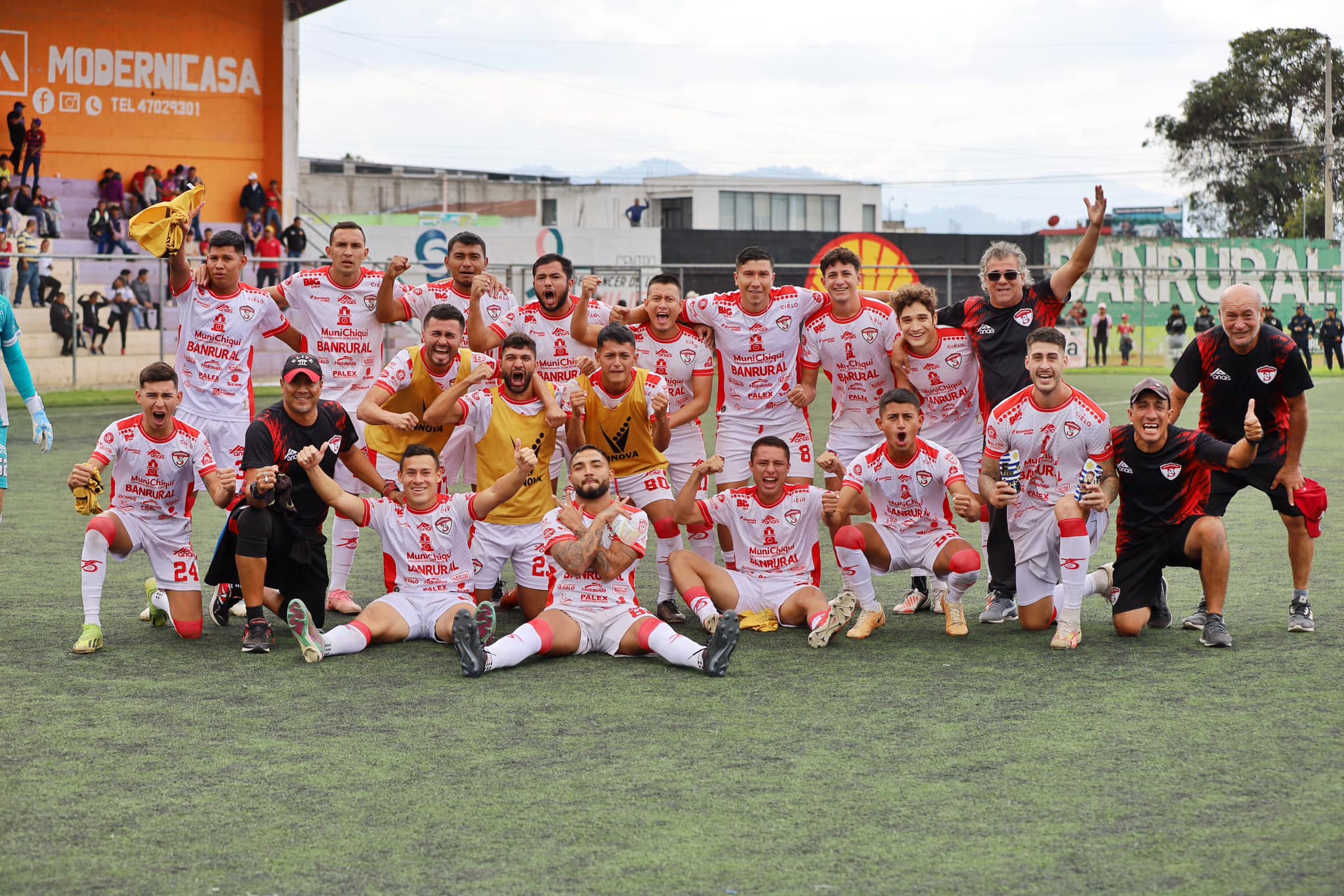 El equipo de CSD Sacachispas celebra vencer en penaltis a San Pedro para avanzar a semifinales.