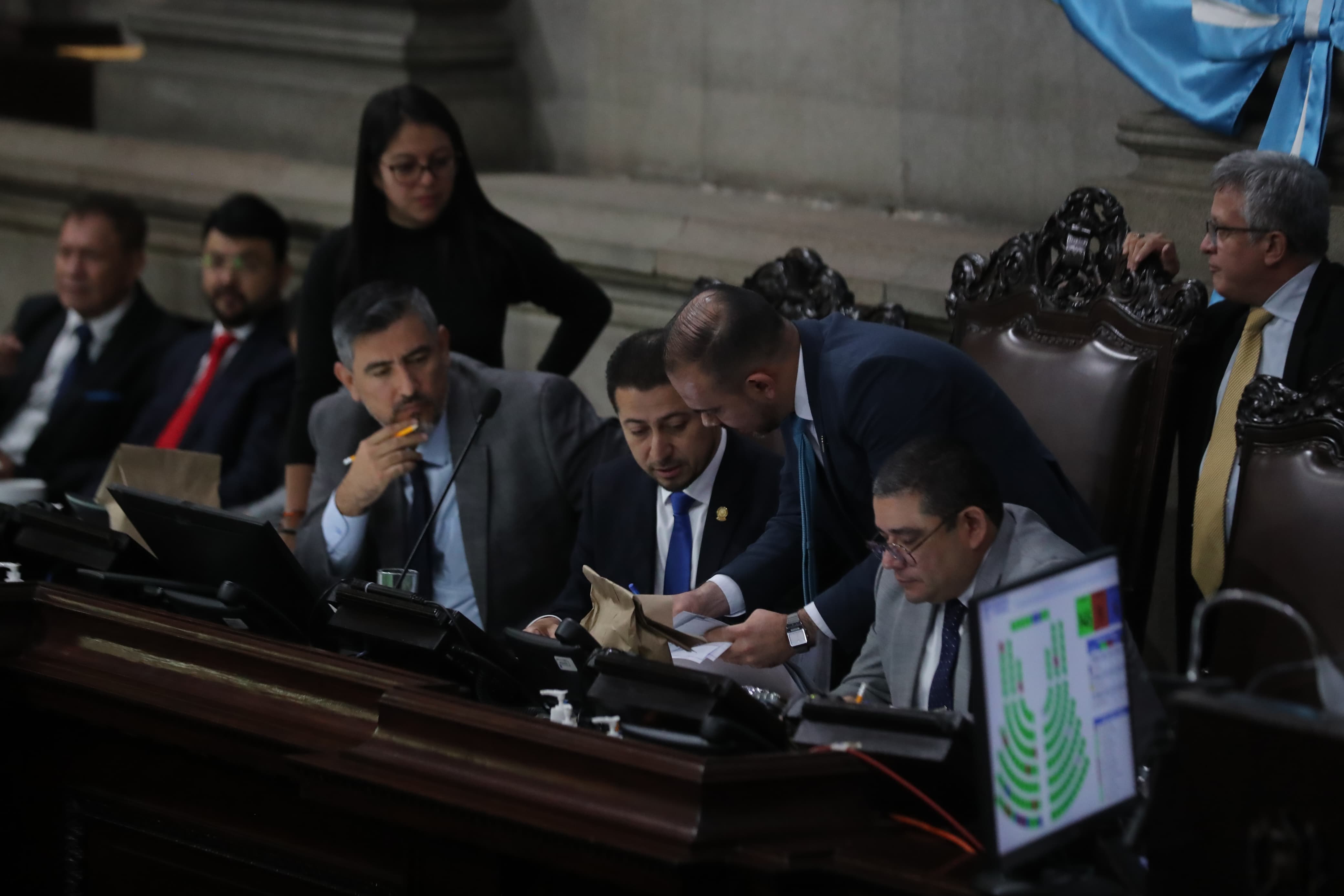 Diputados de diferentes bancadas se acercaron a la Junta Directiva para discutir las enmiendas a la Ley de la Policía Nacional Civil. (Foto Prensa Libre: Oscar Vásquez Mijangos)