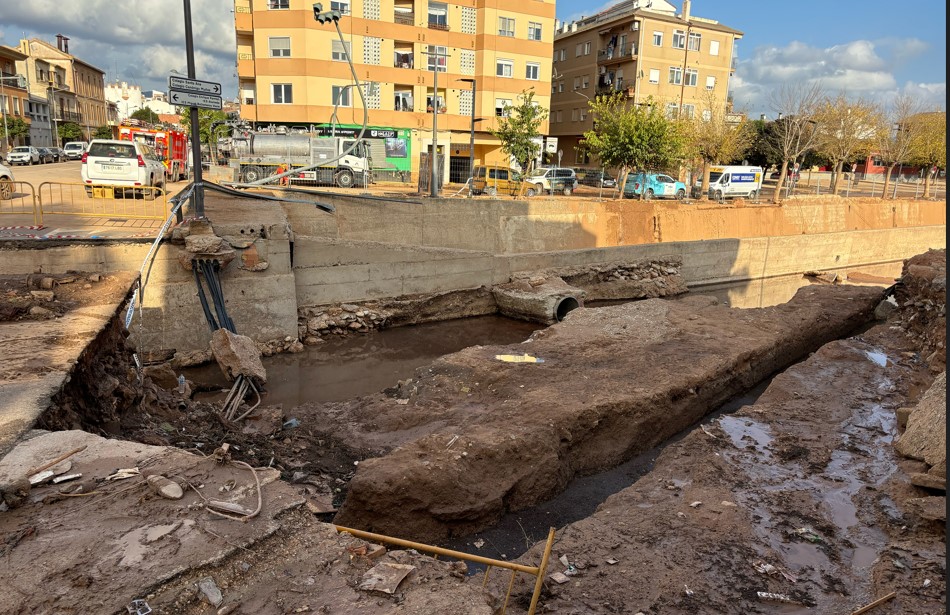 El río Magro en Utiel, en la Comunidad Valenciana, el 6 de noviembre, después de haber bajado. Cuando el río se desbordó durante las lluvias torrenciales, los contenedores de basura y los coches quedaron a la deriva por las calles como barcos de juguete. (Foto Prensa Libre: Emma Bubola/The New York Times)