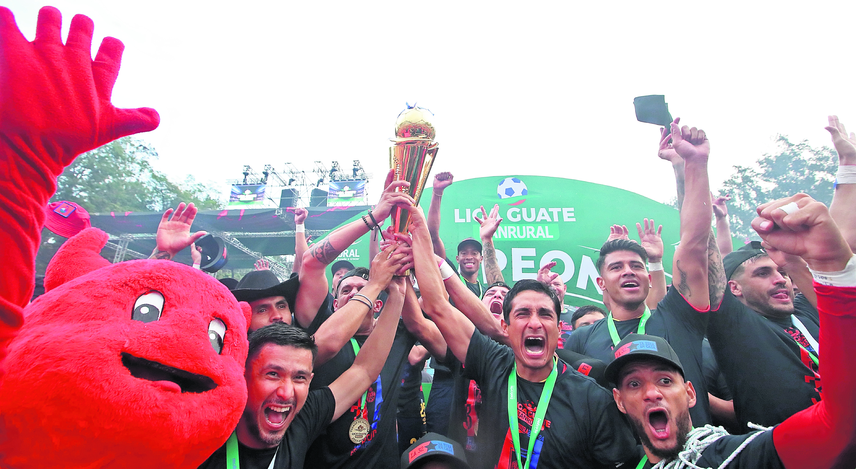 Los goles de José Carlos Martínez y Matías Rotondi fueron suficientes para que Municipal derrotara a Mixco la tarde de este domingo en El Trébol y consiguiera su título número 32 en el balompié nacional.


Foto: Byron Rivera 
19/05/2024