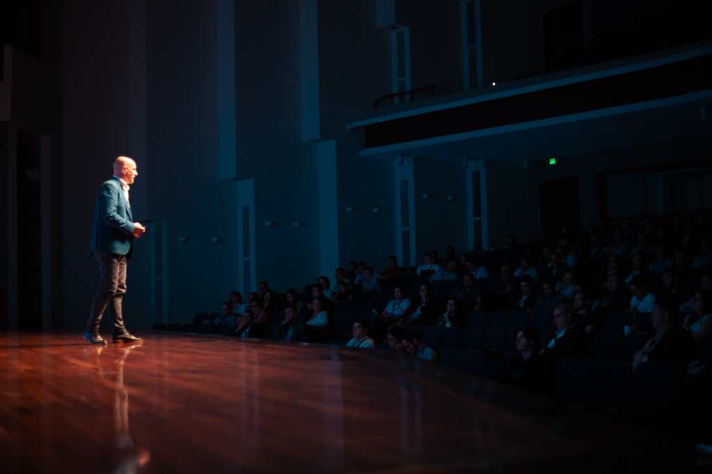 Jordi Torras durante su presentación en Emtech Latam 2024, en Guatemala, compartiendo avances y tendencias en tecnología que están transformando la innovación en América Latina. (Foto, Prensa Libre: Diego González)