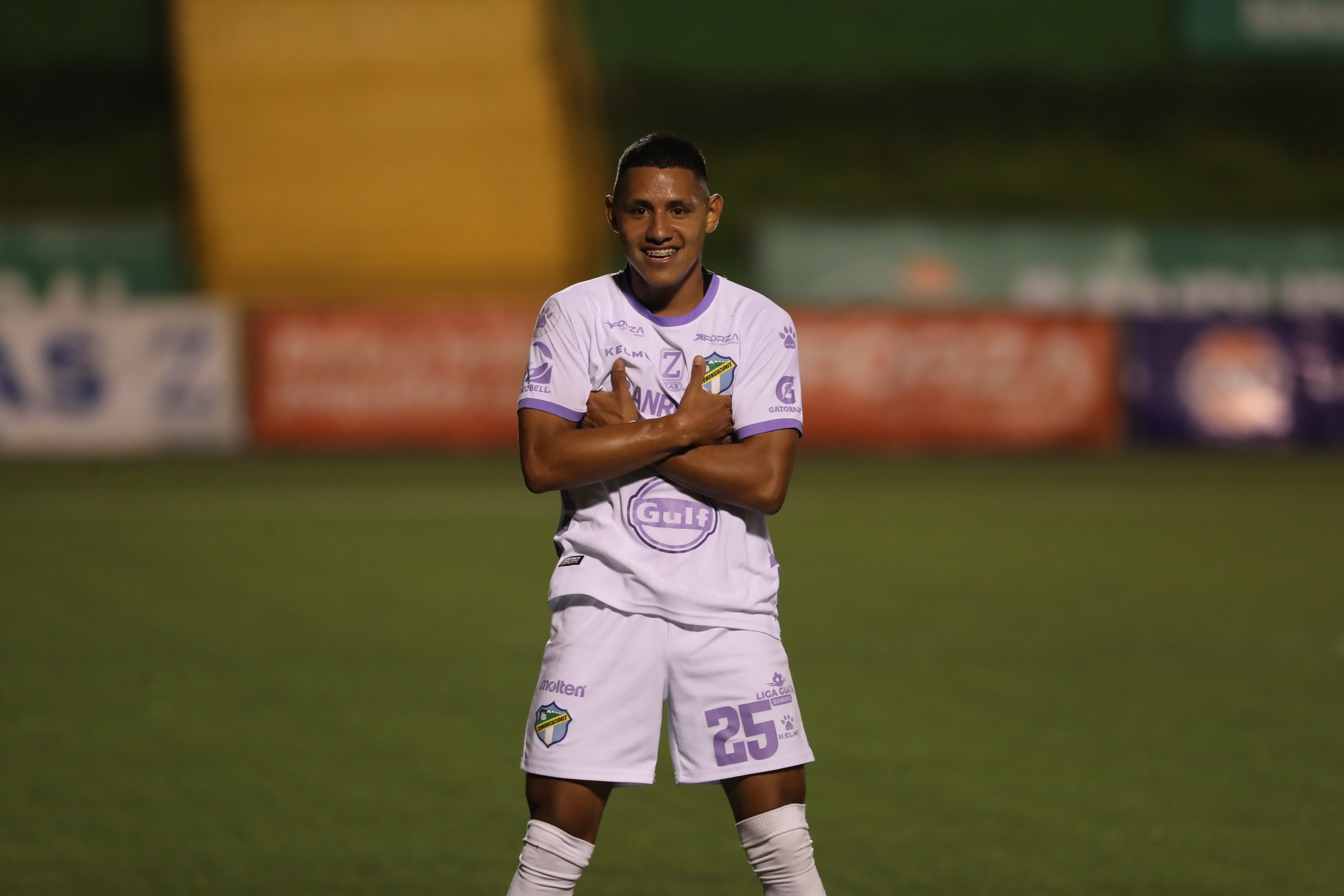 Erick Lemus de Comunicaciones celebra su doblete ante Cobán.