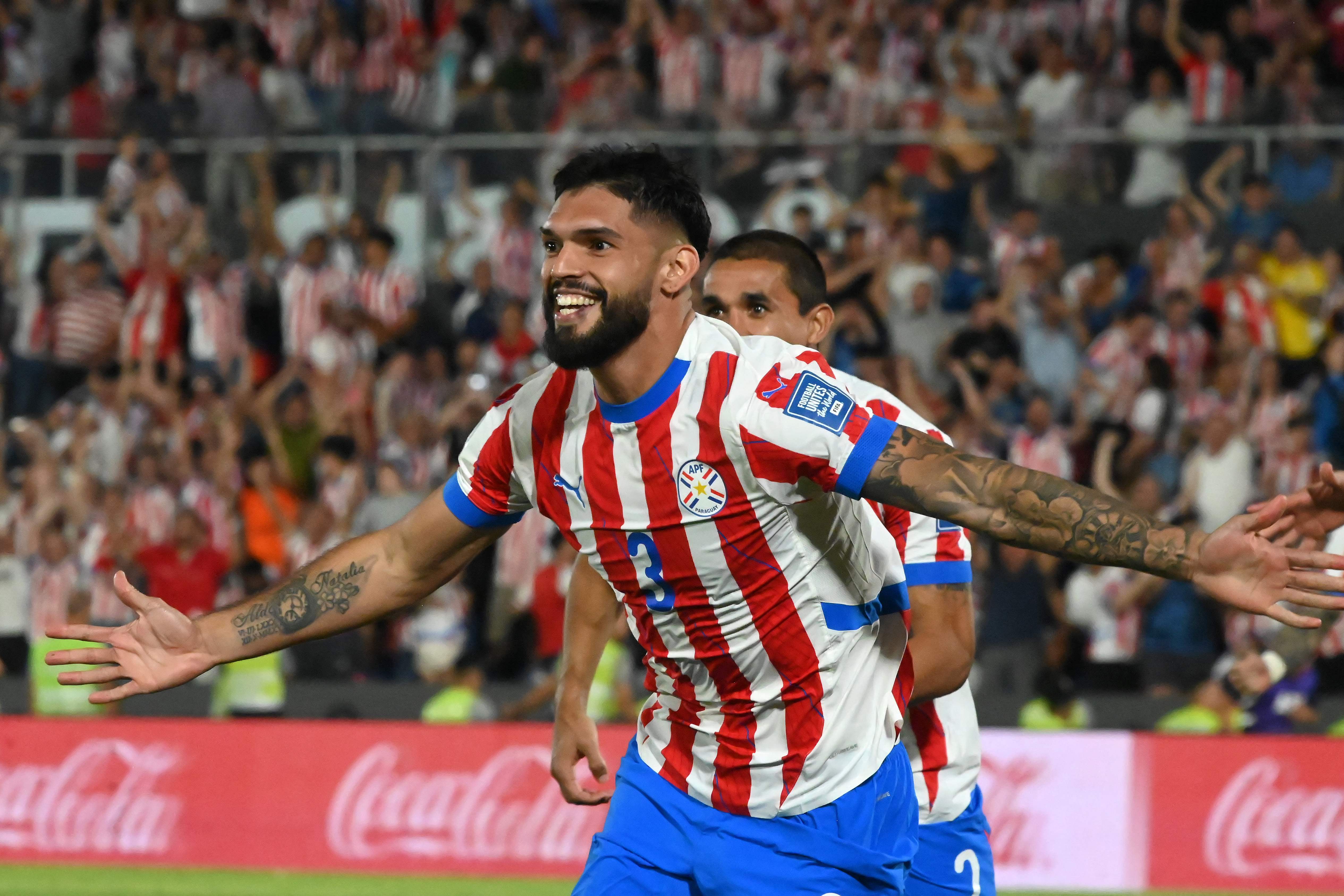 Omar Alderete celebra el segundo gol de Paraguay en su victoria contra la campeona del mundo. (Foto Prensa Libre: AFP)