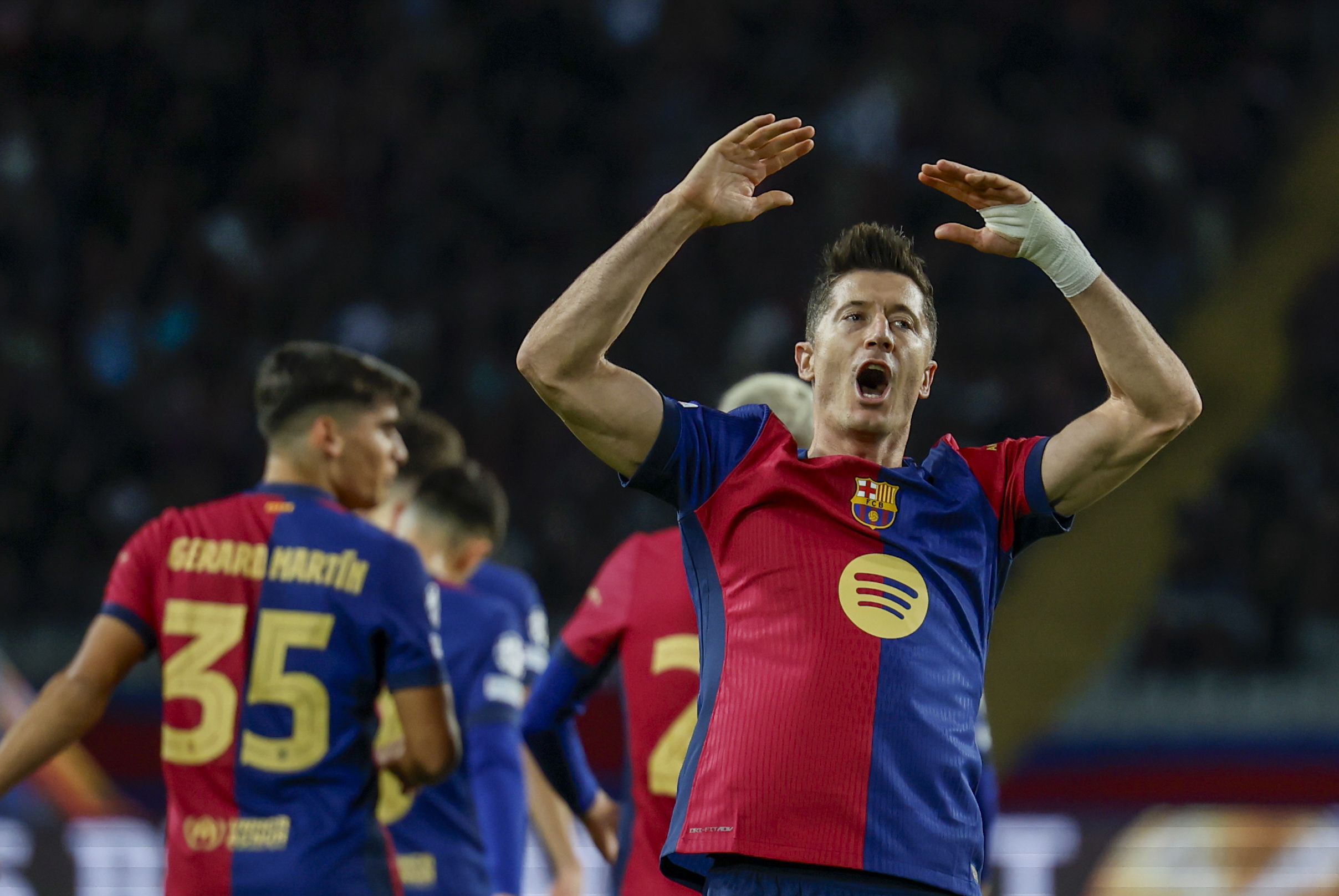 BARCELONA, 26/11/2024.- El delantero polaco del FC Barcelona Robert Lewandowski celebra tras anotar un gol de penalti, el primero de su equipo, durante el encuentro correspondiente a la fase regular de la Liga de Campeones que disputan hoy martes FC Barcelona y Brest en el estadio Lluis Company, en Barcelona. EFE/ Alberto Estevez