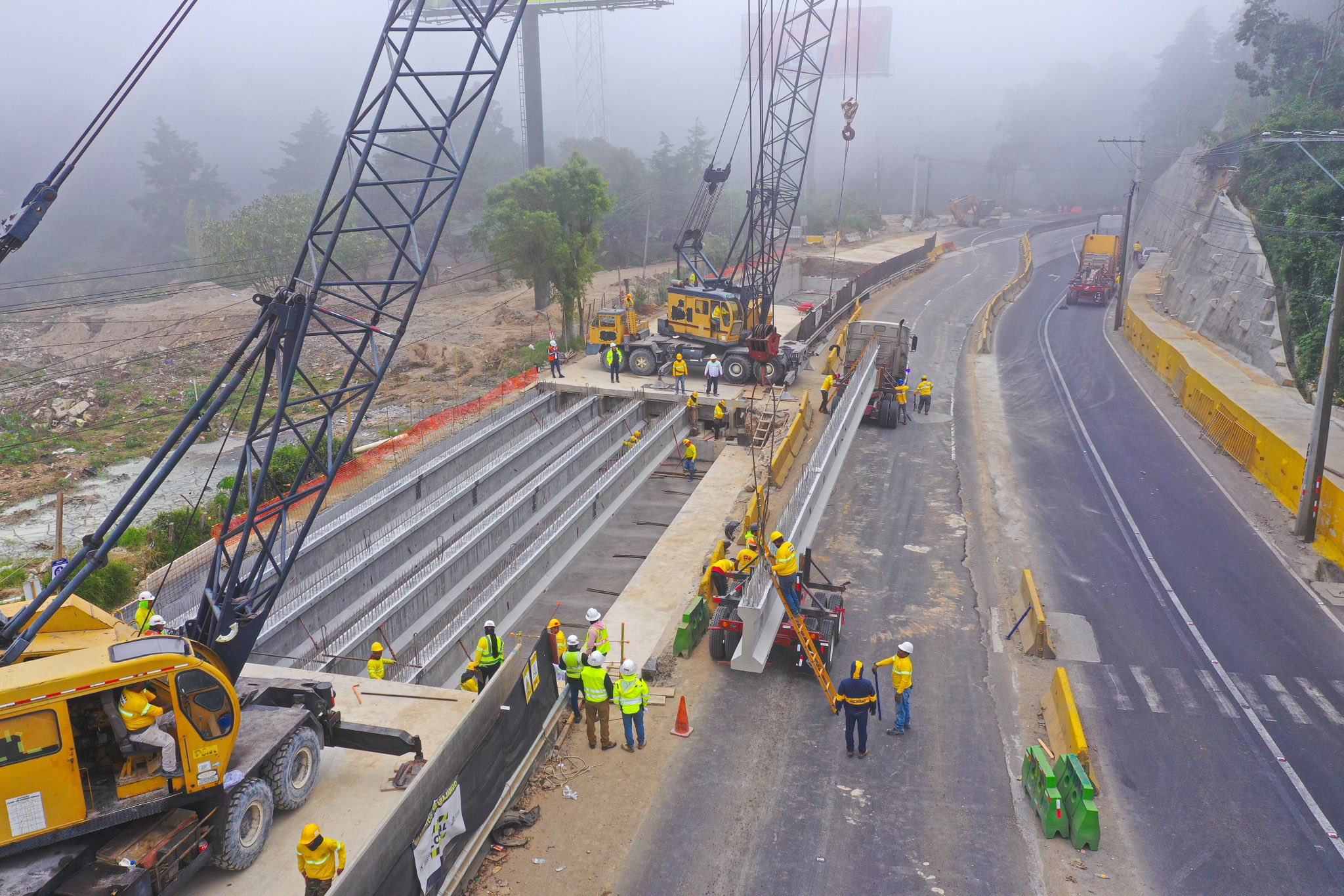 Durante la jornada se logró la instalación de 10 vigas longitudinales de 25 metros cada una, el km 11.5 de la ruta a El Salvador. (Foto Prensa Libre: @COVIAL_CIV)