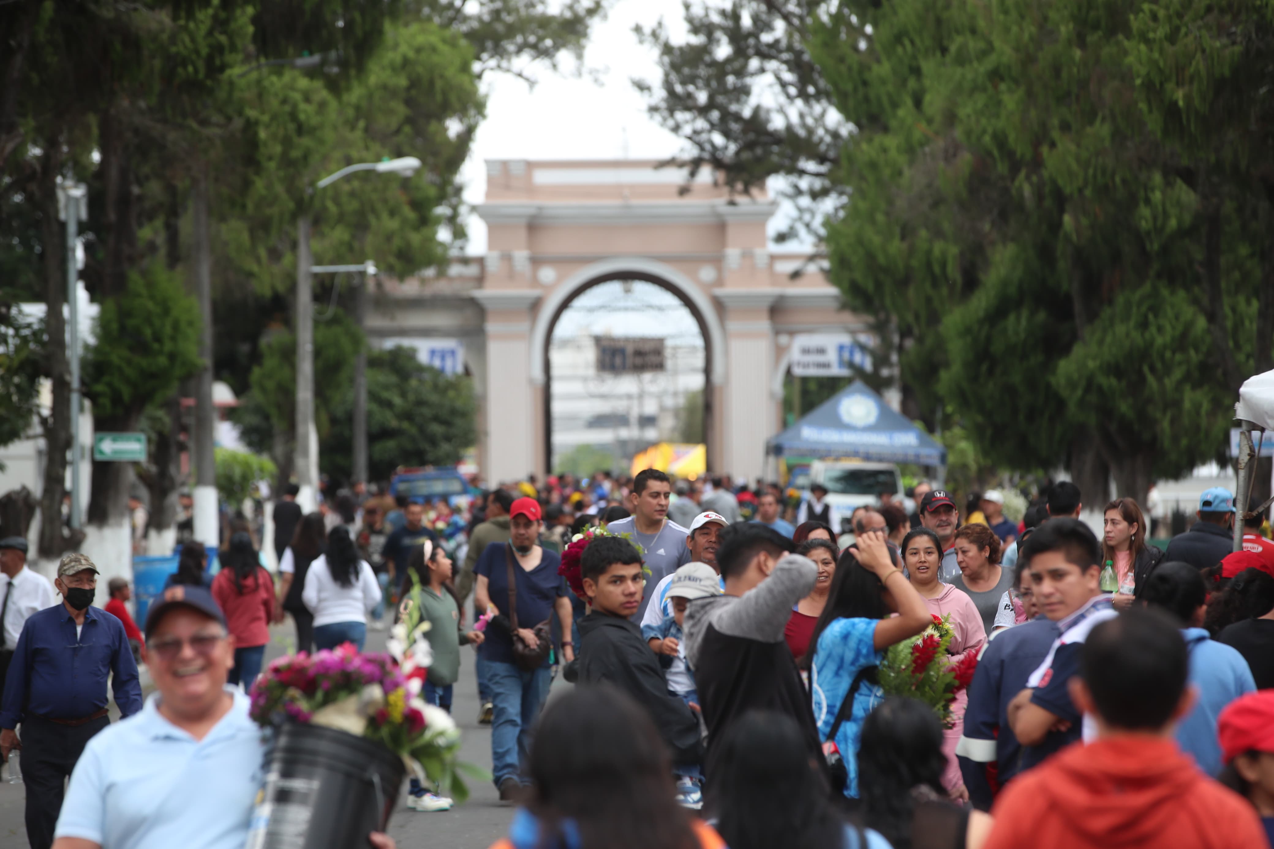 Guatemaltecos llegan al Cementerio General