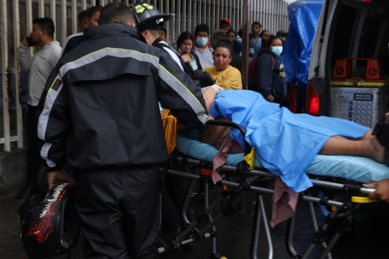 Cuatro mujeres y un niño resultaron heridos en un ataque armado en San Pedro Ayampuc. (Foto Prensa Libre: Bomberos Voluntarios)