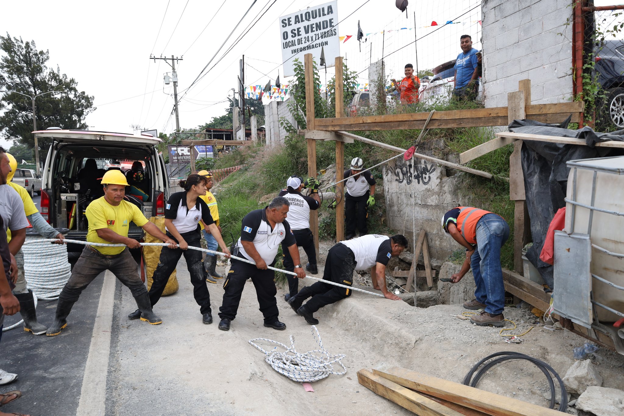 Hombre cae en un pozo ubicado en la ruta al Pacífico