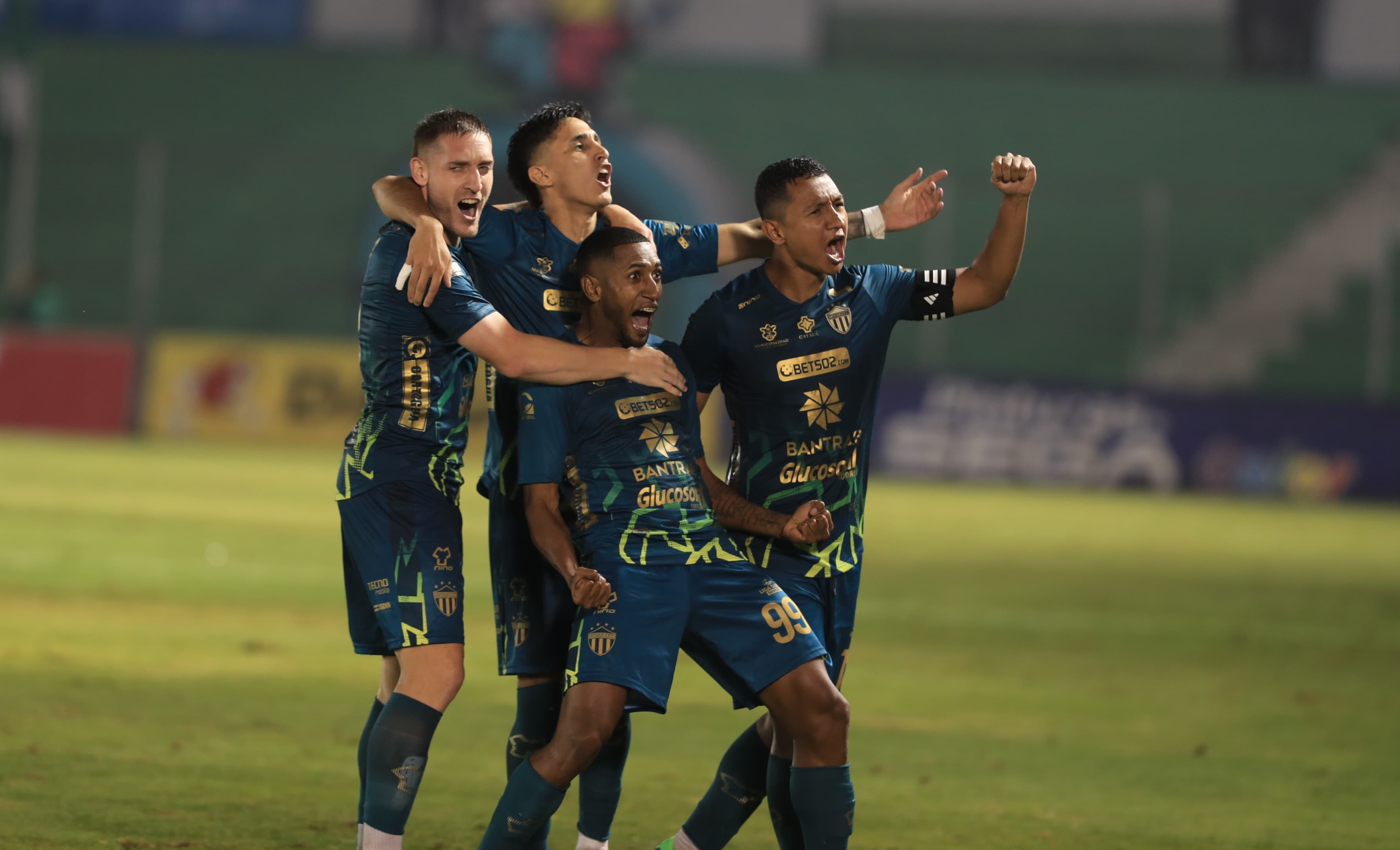 Romario Da Silva celebra el segundo gol de Antigua ante Comunicaciones.