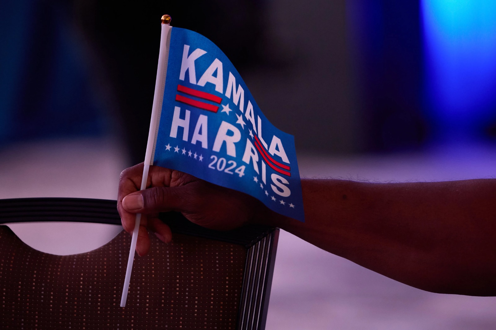 Una persona sostiene una bandera de Kamala Harris 2024 en una fiesta de observación de la noche de las elecciones. (Foto Prensa Libre: EFE)