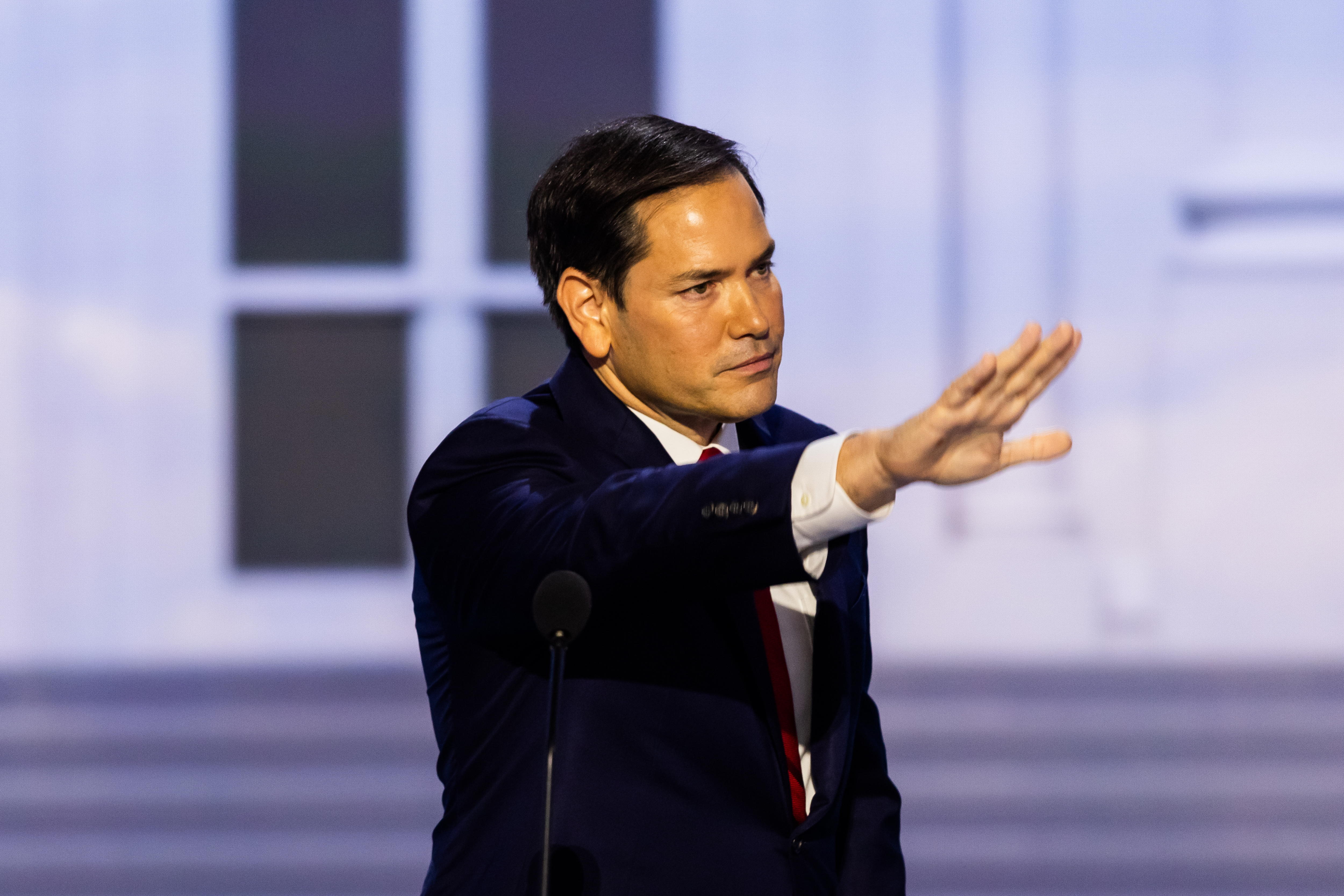 El senador republicano por Florida Marco Rubio pronuncia un discurso durante la segunda jornada de la Convención Nacional Republicana (CNR) en el Fiserv Forum de Milwaukee, Wisconsin, Estados Unidos, el 16 de julio de 2024. (Foto Prensa Libre: EFE/EPA/JIM LO SCALZO)