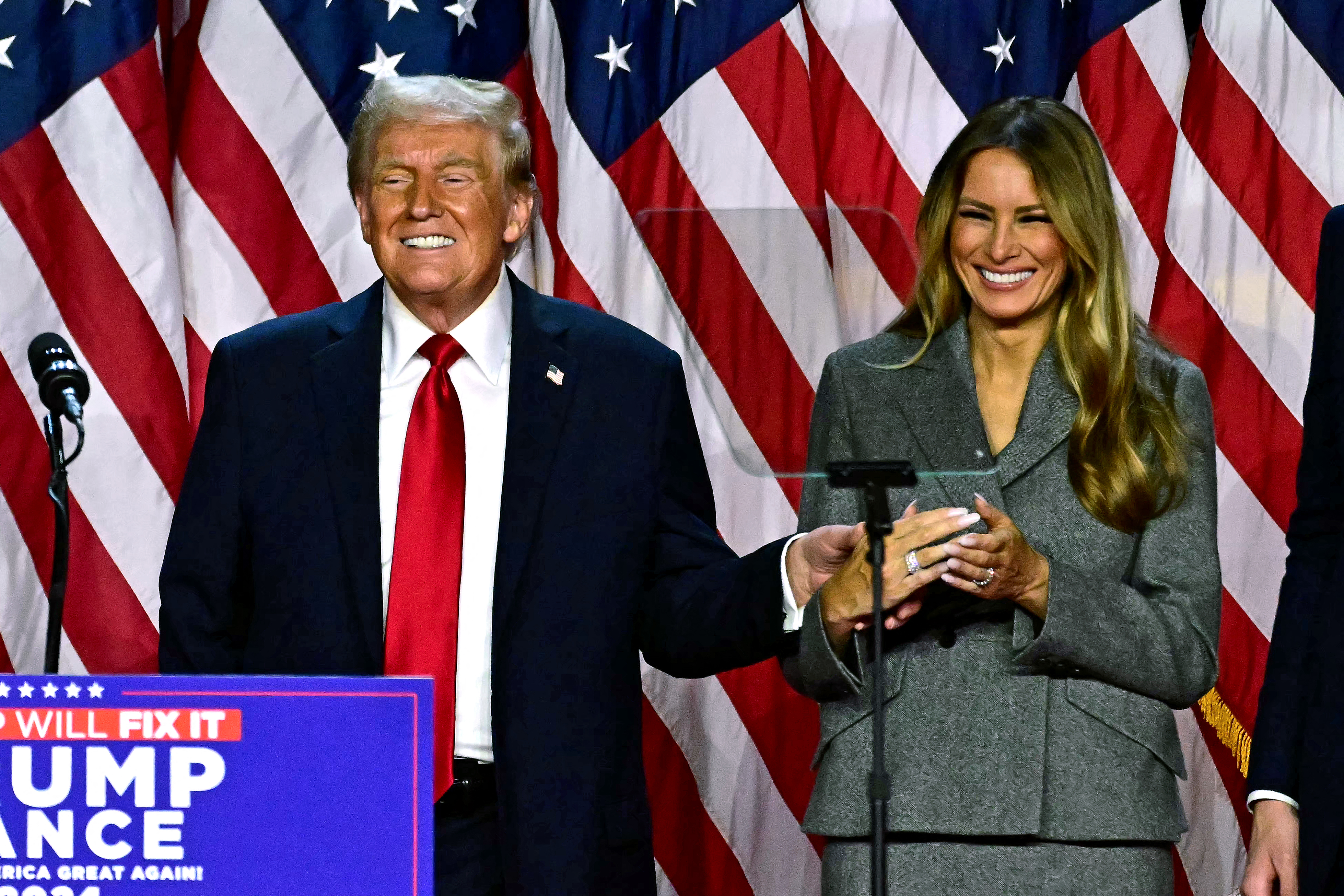 Donald Trump aparece junto a su esposa Melania