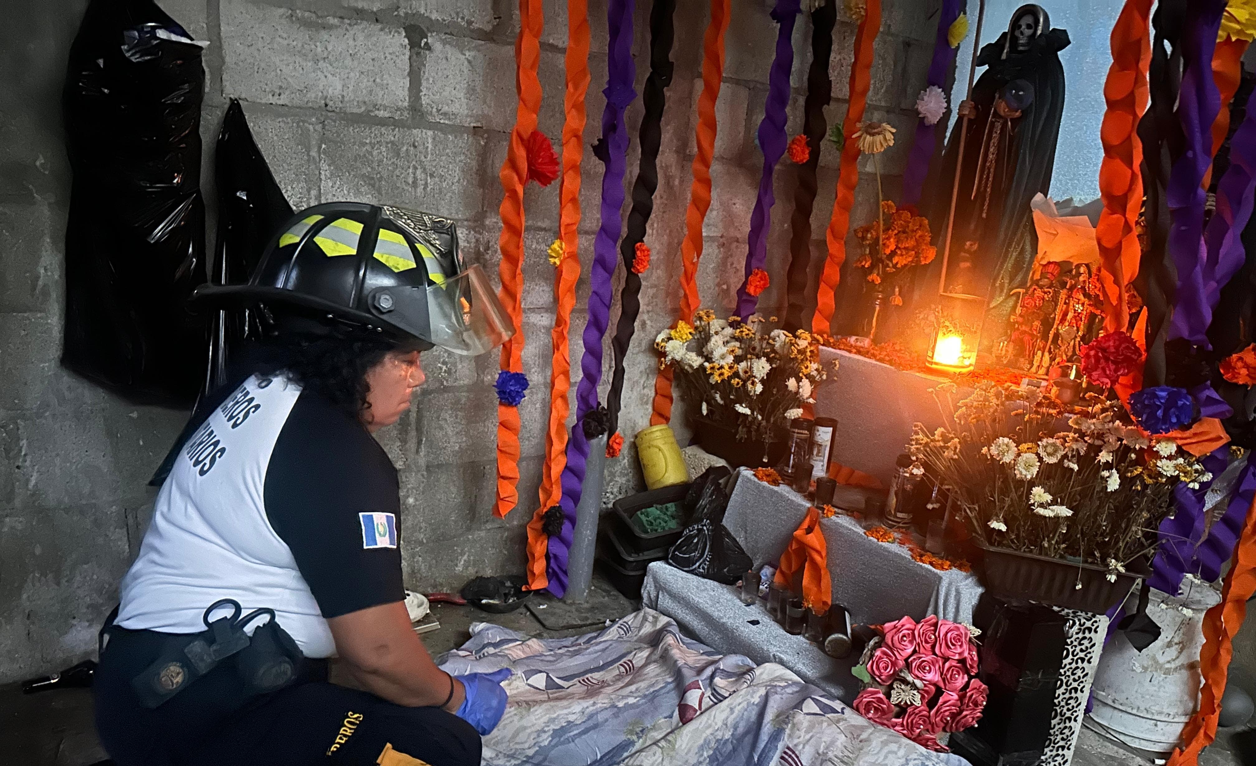 Una joven mujer murió a balazos frente a un altar a la muerte en Villa Canales. (Foto Prensa Libre: Bomberos Voluntarios)