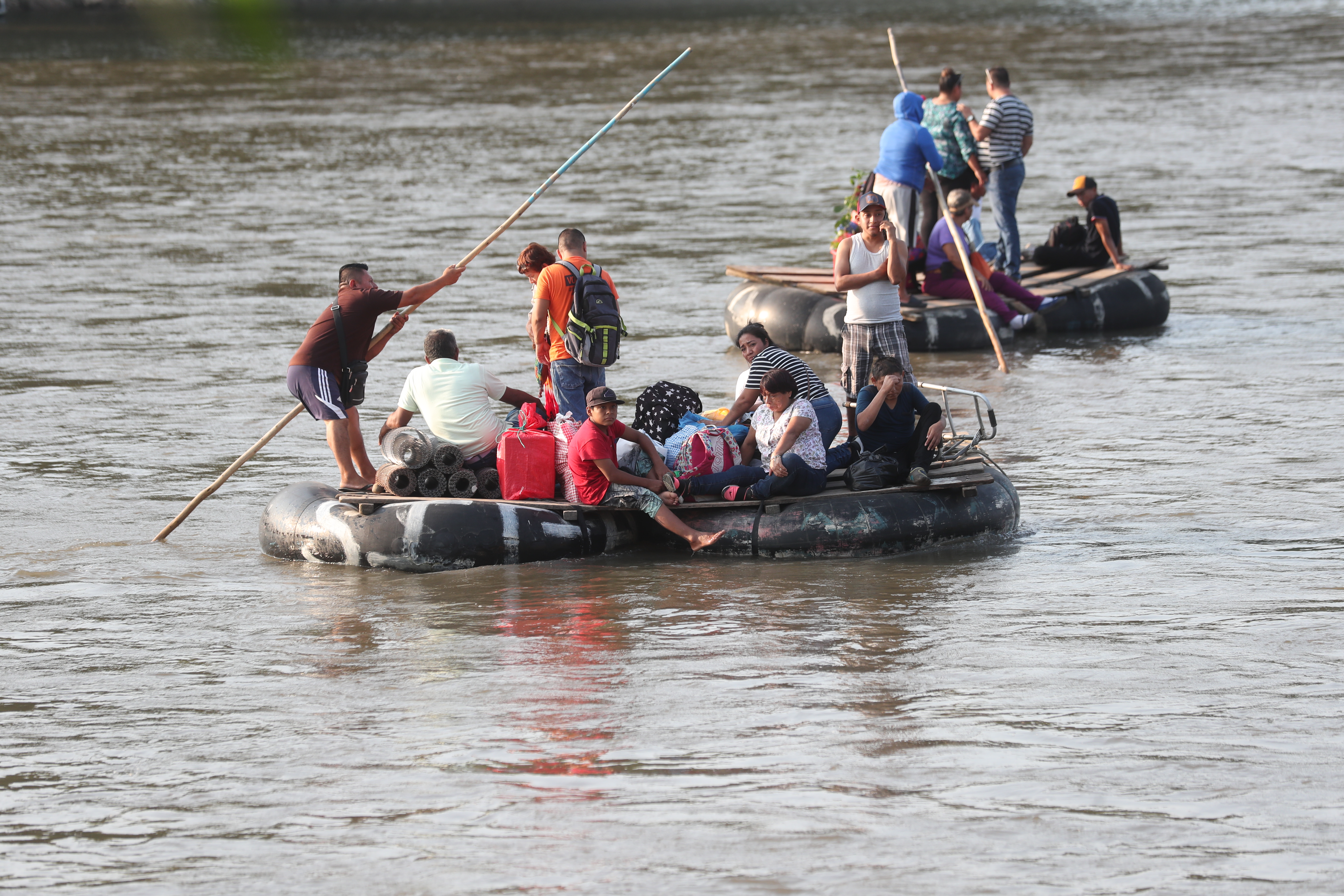 Migrantes y comerciantes utilizan balsas para cruzar el Río Suchiate que separa de Guatemala con México. El objetivo es no registrarse en migración para llegar a Tapachula, Chiapas. (foto Prensa Libre. Erick Avila)