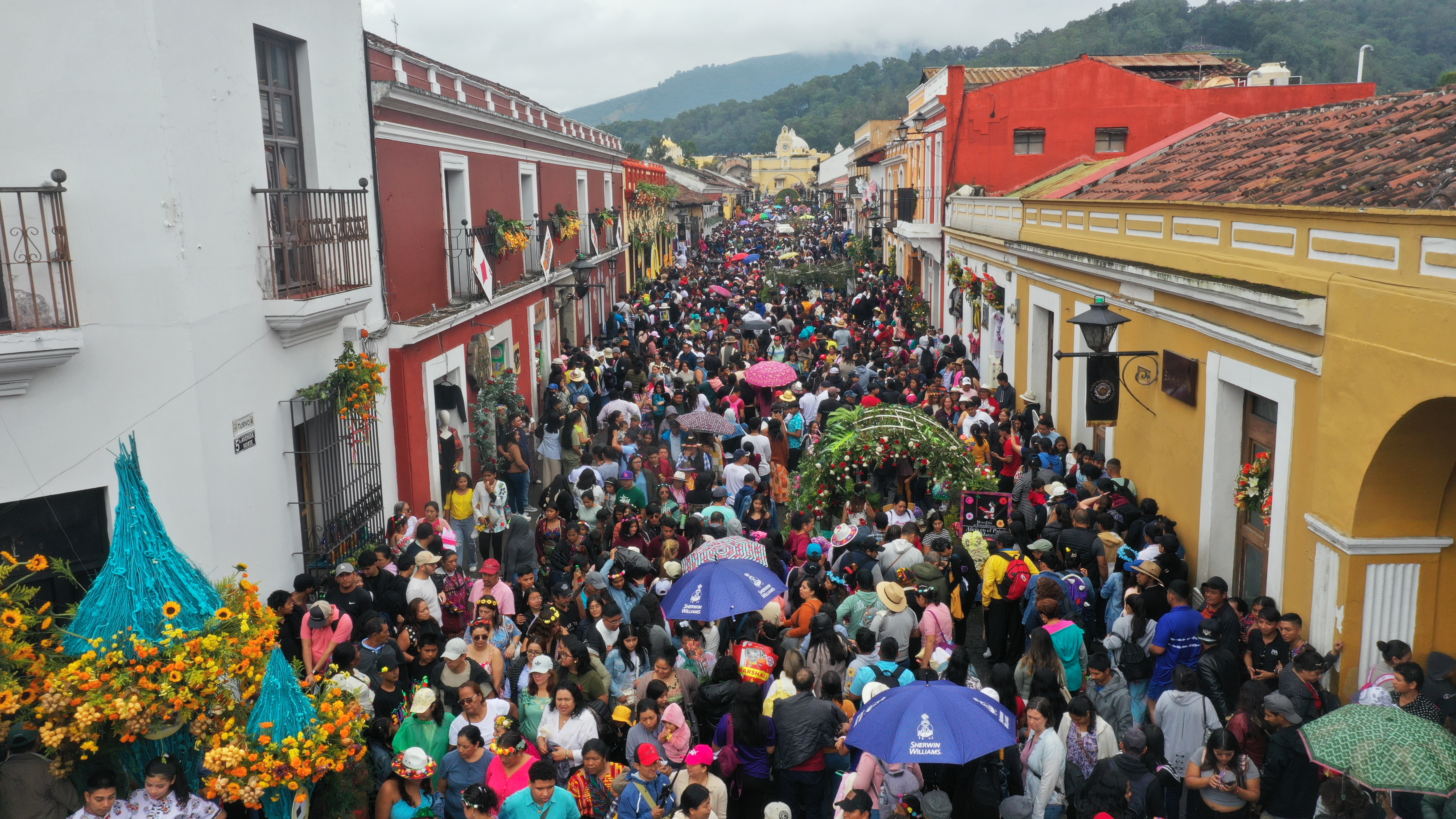 Bajo la temática de la obra literaria Alicia en el País de las Maravillas, este 16 de noviembre dio inicio el esperado Festival de las Flores en Antigua Guatemala, Sacatepéquez.

A primera hora de este domingo, miles de guatemaltecos y turistas se hicieron presentes en la ciudad colonial para deleitarse con las diferentes exposiciones y actividades relacionadas con la obra de Lewis Carroll.

Foto: BYRON RIVERA 
17/11/2024