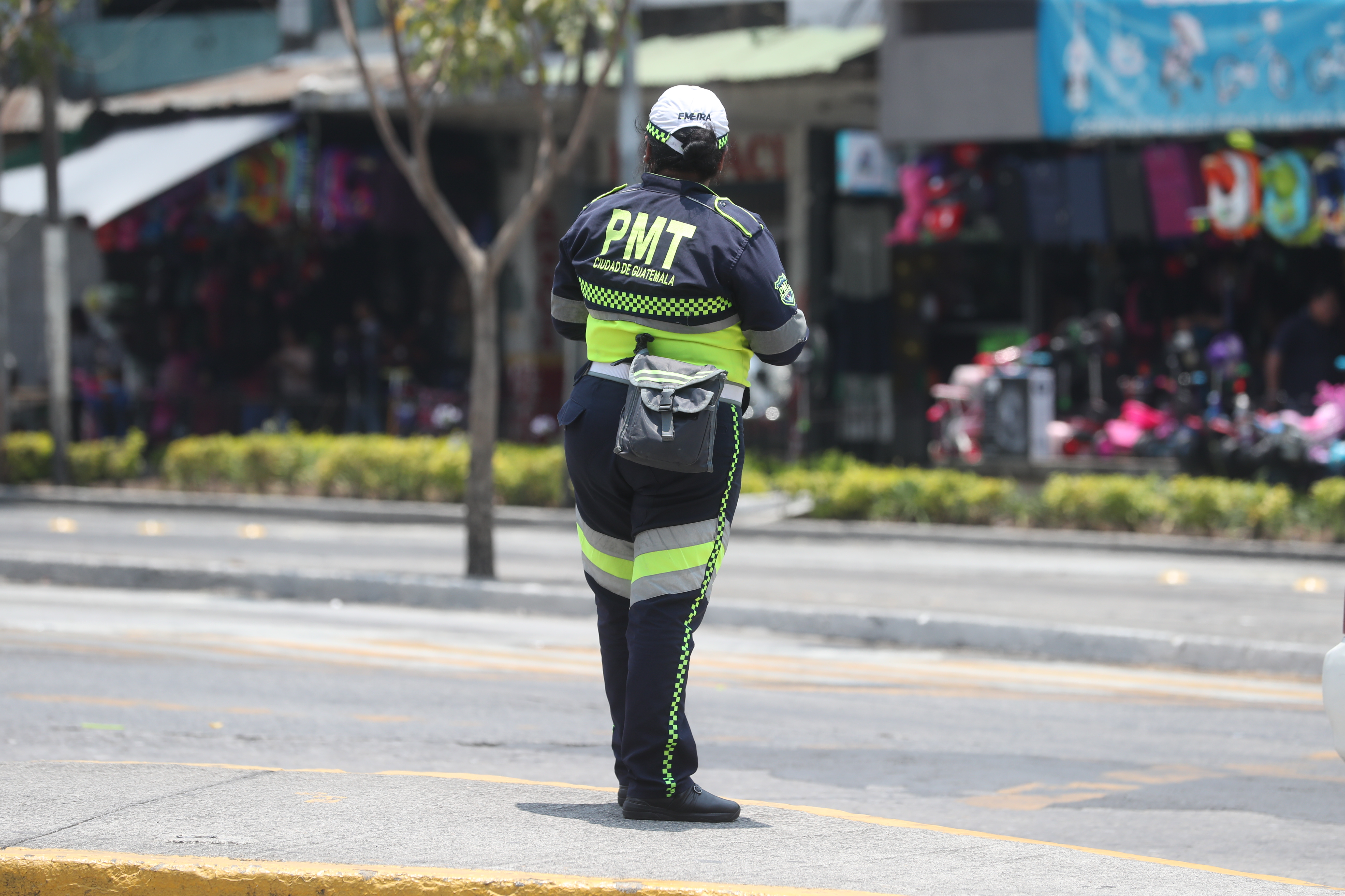 Agentes de la Polica Municipal de Transito da va en diferentes calles y avenidas de la ciudad de Guatemala.

Fotografa: Erick Avila.     Fecha: 24/04/2023.