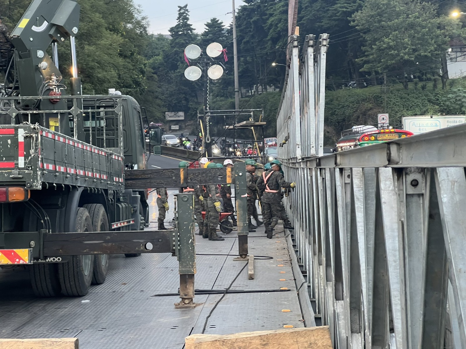 El Cuerpo de Ingenieros del Ejército trabaja en el desmontaje del puente modular en Villa Nueva. (Foto Prensa Libre: PMT Villa Nueva)