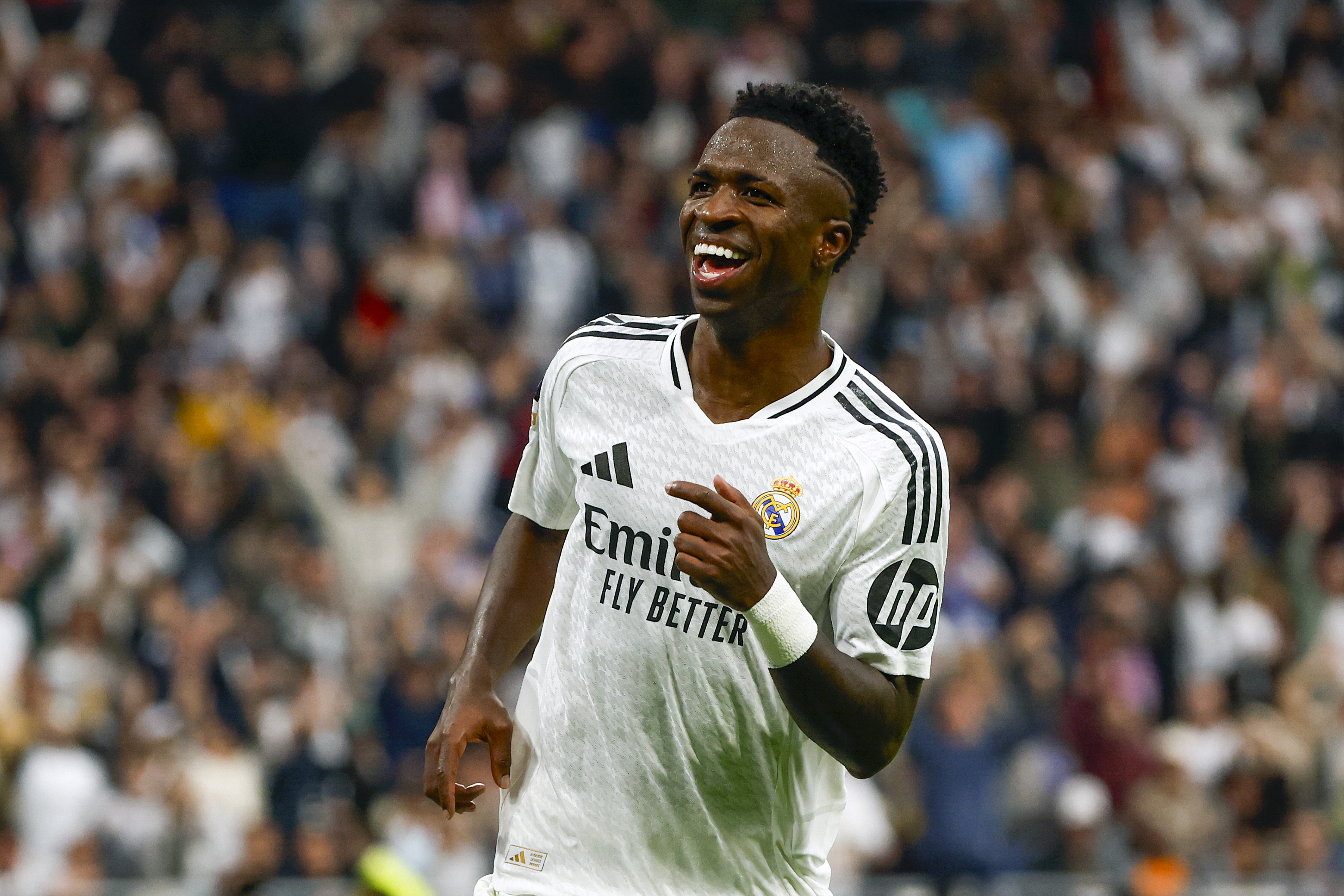 MADRID, 09/11/2024.- El delantero brasileño del Real Madrid Vinicius Junior celebra uno de sus goles durante el partido de la jornada 13 de LaLiga entre Real Madrid y Osasuna, este sábado en el estadio Santiago Bernabéu en Madrid.-EFE/ Daniel González