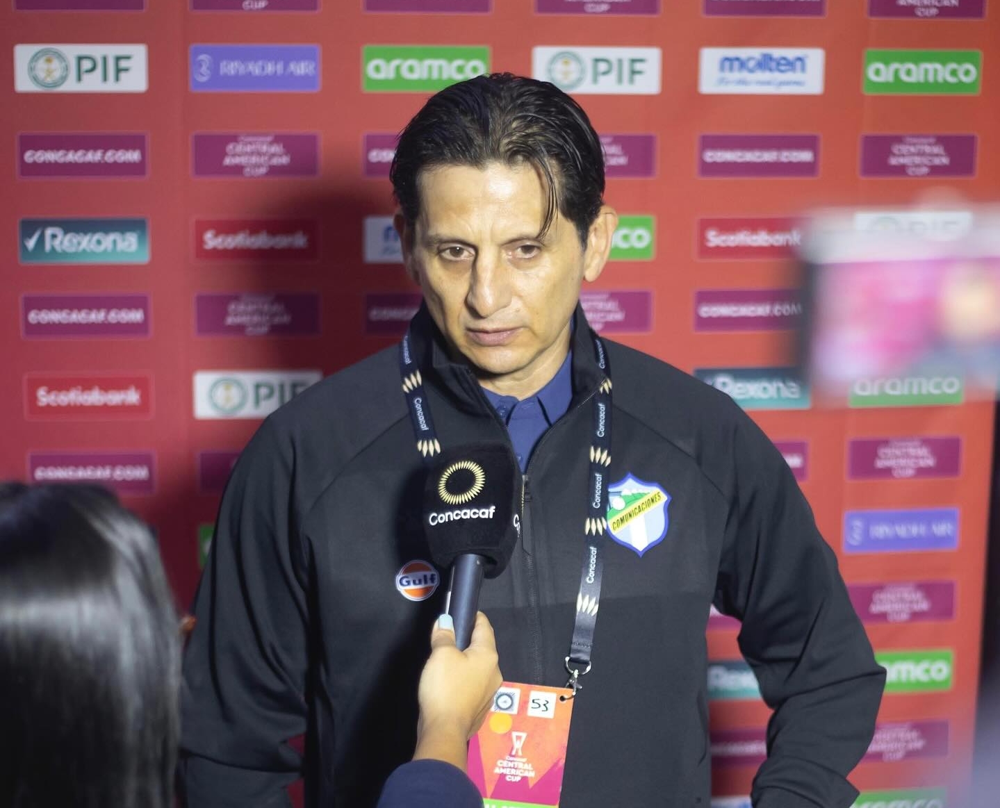 Ronald González, entrenador de Comunicaciones, durante una entrevista.