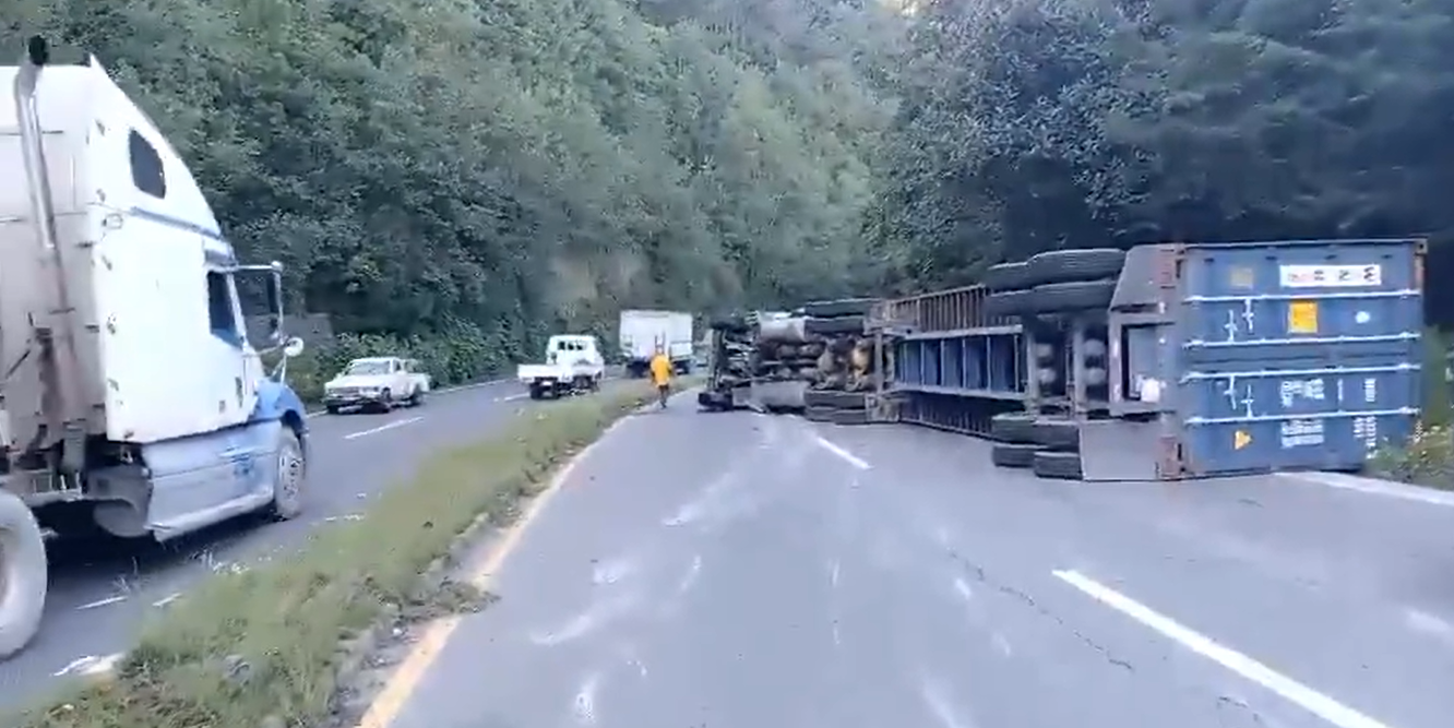 Un tráiler volcó en el km 172 de la ruta Interamericana y complica el paso de vehículos hacia occidente. (Foto Prensa Libre: Provial)