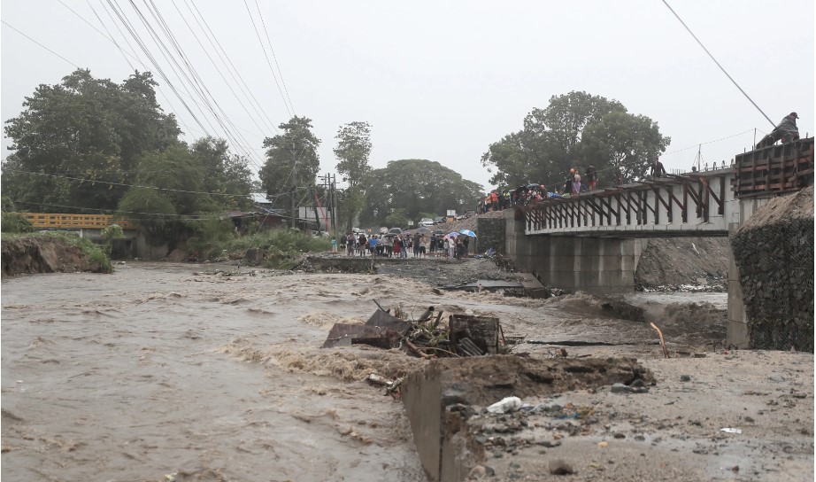 Crecida de río y daños en infraestructura en San Pedro Sula, Honduras, este sábado. (Foto Prensa Libre: EFE)