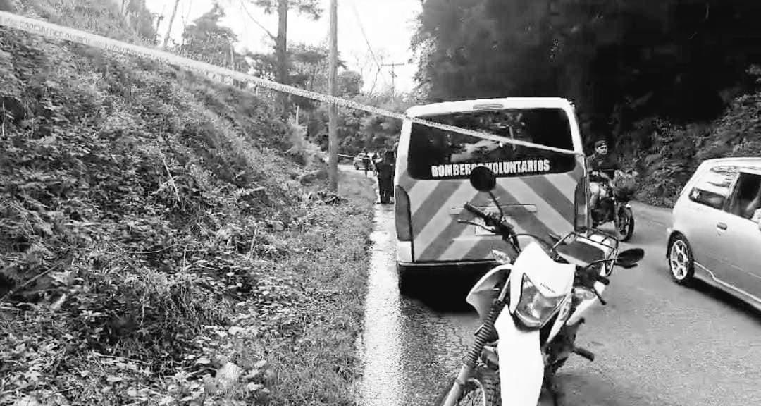 El cadáver de una mujer envuelta en sábanas y en una bolsa plástica fue localizado en San José Pinula. (Foto Prensa Libre: Bomberos Voluntarios)