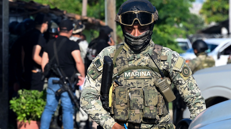 Investigadores durante una diligencia donde una familia fue baleada en el pueblo de Tres Palos en Acapulco, estado de Guerrero, México. (Foto Prensa Libre: AFP/Francisco Robles) 