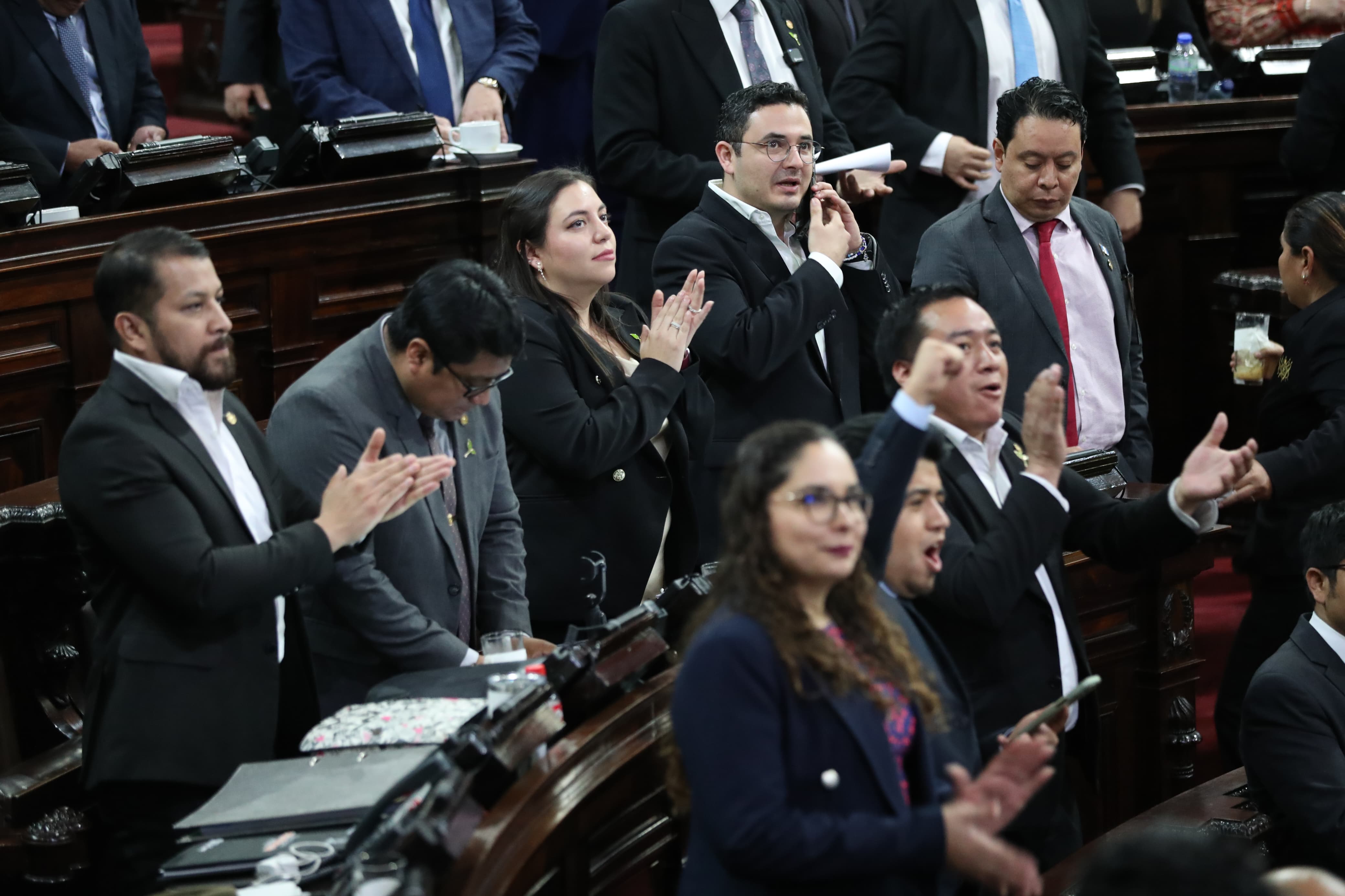 Diputados de la bancada Semilla aplauden la aprobación de la Ley Contra la Delincuencia Organizada. (Foto Prensa Libre: Byron Baiza).