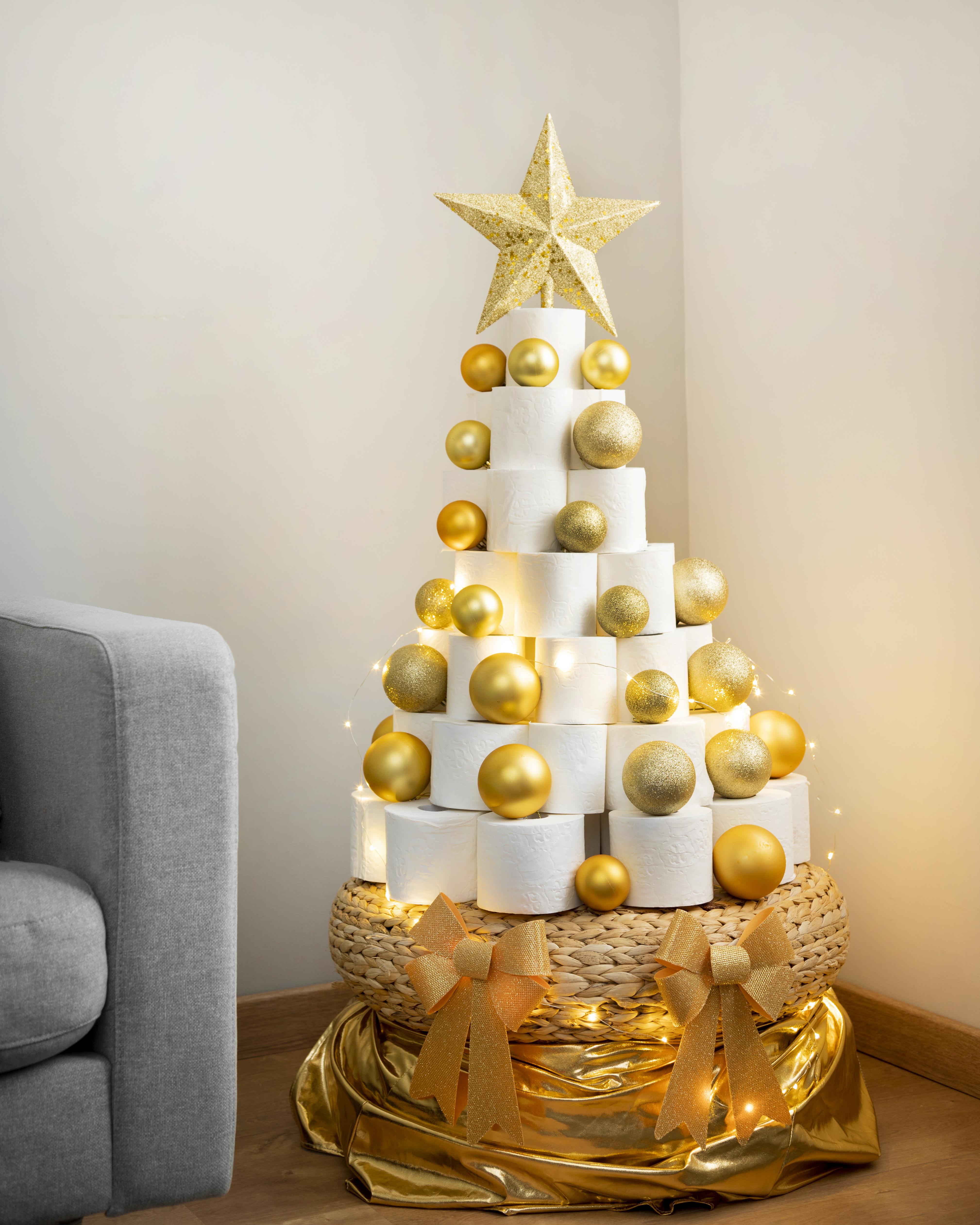 Diseñar y decorar un árbol de Navidad con materiales reutilizables fomenta la conciencia ambiental y el amor por el planeta. (Foto, Prensa Libre: Pixabay)