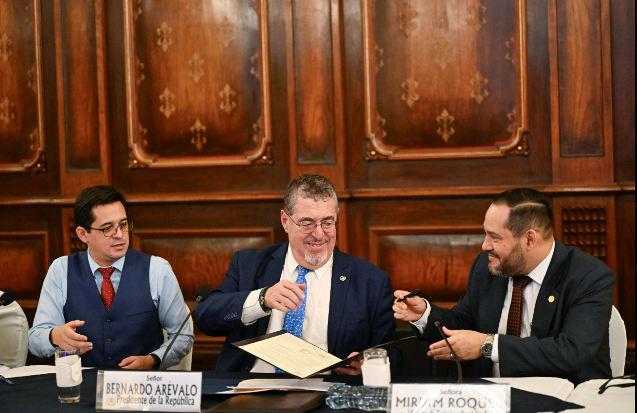 El presidente, Bernardo Arévalo, firma los cambios al reglamento de Codisra, en el Palacio Nacional. (Foto Prensa Libre: Presidencia de la República) 