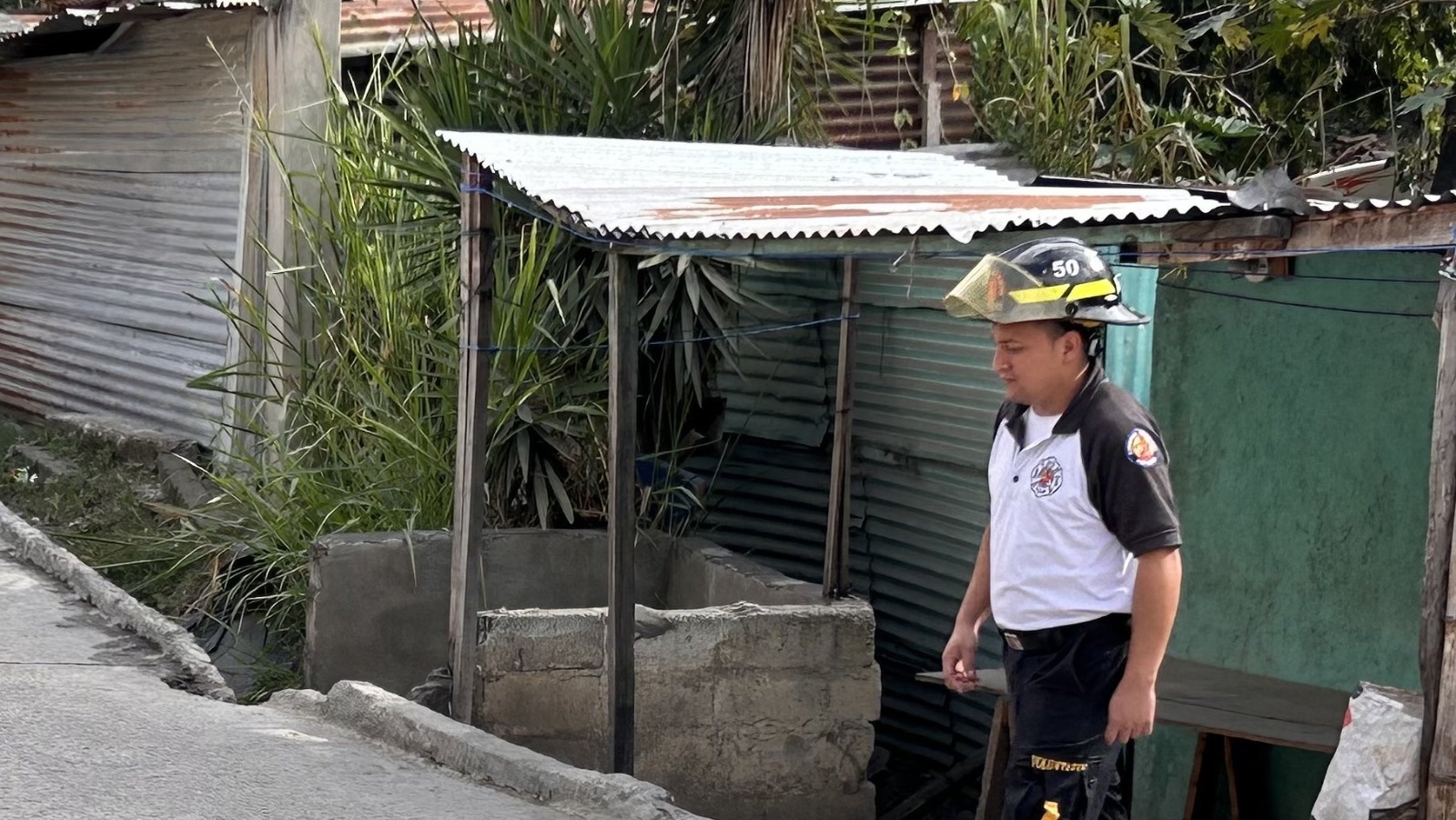 Bomberos Voluntarios reportan un hecho de violencia en la zona 18, donde un hombre perdió la vida. (Foto Prensa Libre: Bomberos Voluntarios)