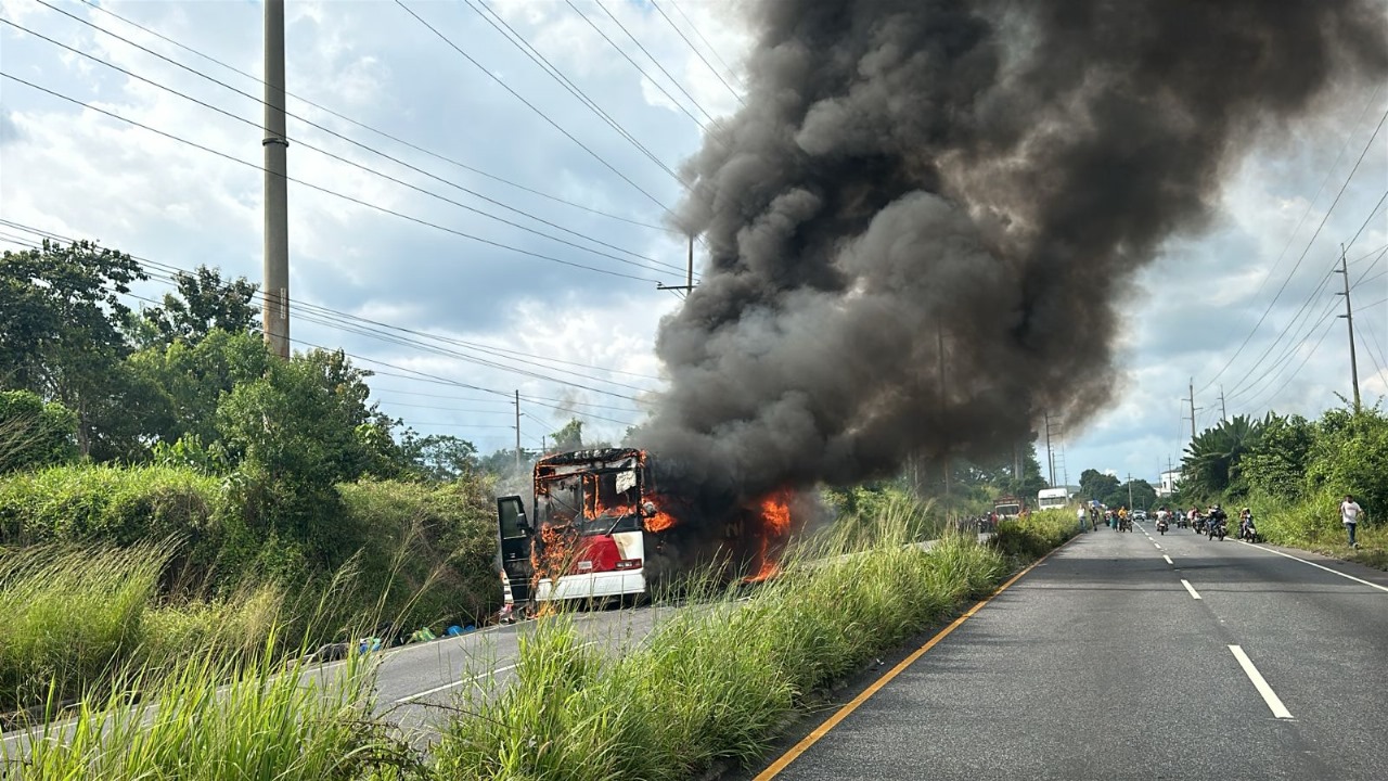 El fuego consumió un autobús de la empresa Fuentes del Sur que se dirigía a la capital. (Foto Prensa Libre: Tomada de @CruzRojaGT_)