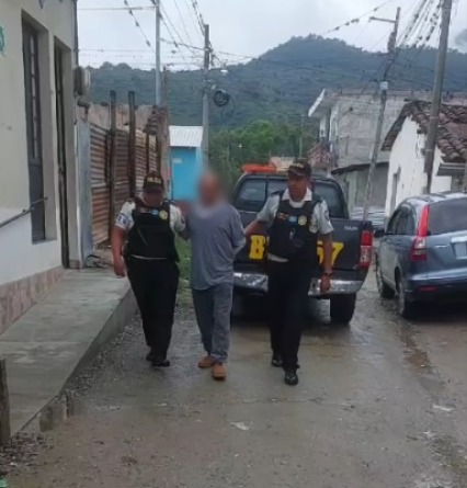 Capturan a hombre que habría acuchillado a su hermana, según la PNC. (Foto Prensa Libre: captura de pantalla video de la PNC)