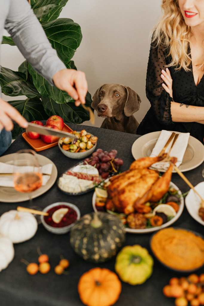 La cena tradicional de Acción de Gracias incluye pavo, puré, salsa de arándanos y tarta, simbolizando abundancia y unión. (Foto, Prensa Libre: Pexels)