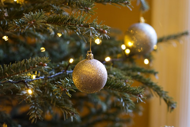 Esferas navideñas en tonos dorados en un árbol de Navidad.