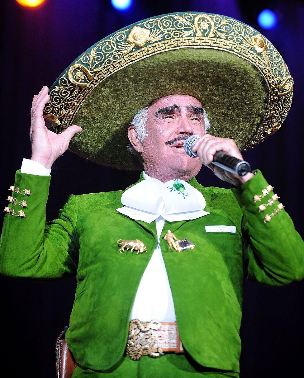 Vicente Fernández vestido de verde cantando